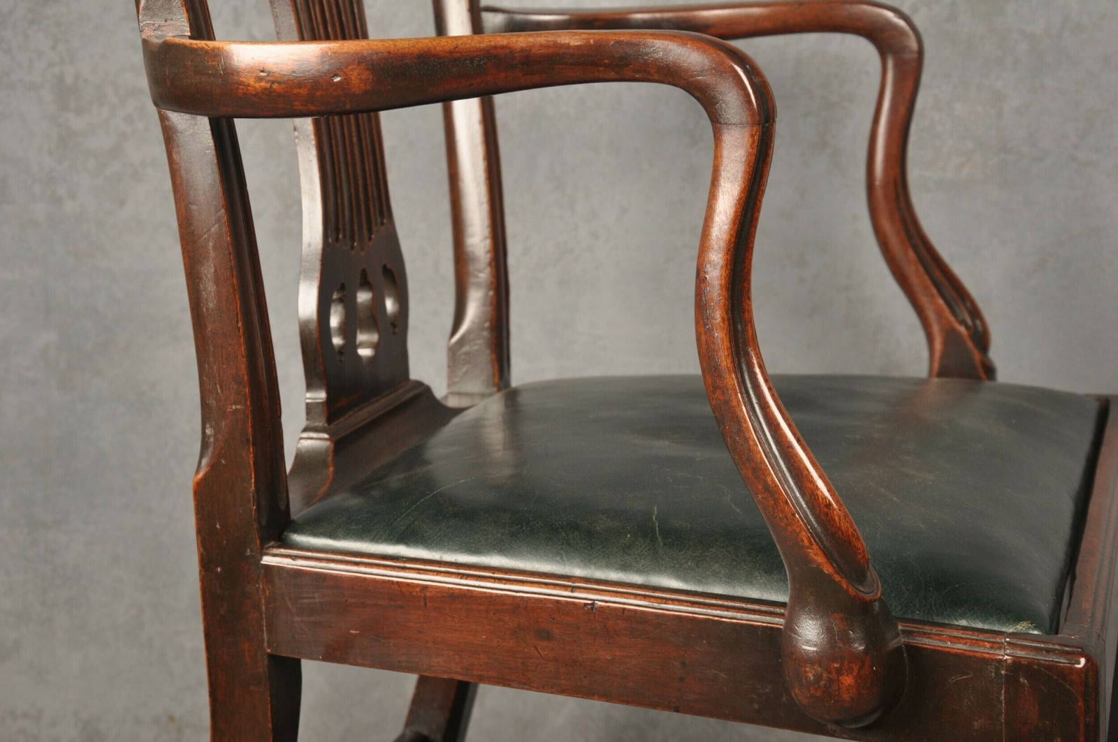 photo furniture Set Of Eight 18th Century Mahogany Hepplewhite Chairs