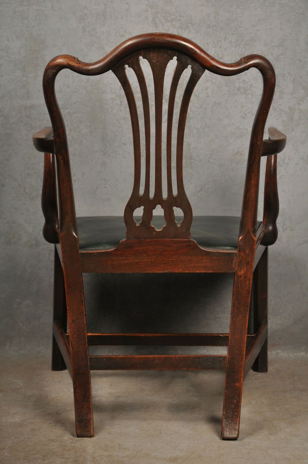 photo vintage Set Of Eight 18th Century Mahogany Hepplewhite Chairs