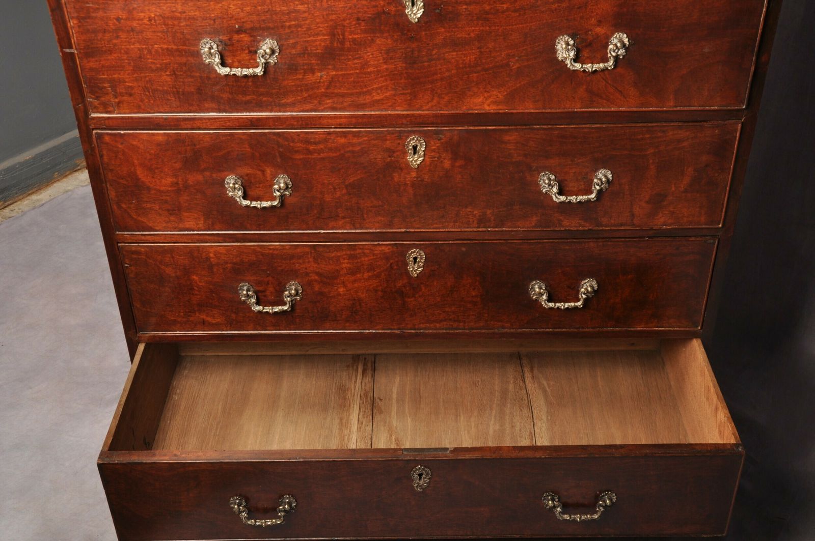 photo vinterior Fine 18th Century Mahogany Secretaire Cabinet