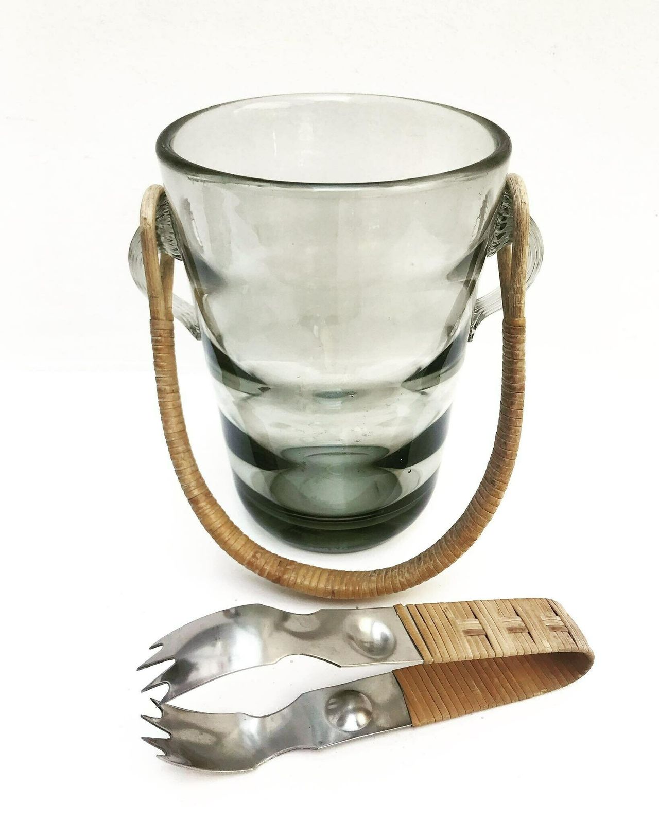 Holmegaard Glass Ijsemmer En Tang Rattan Jacob E Bang Gerookt Glas Boho Chic Baraccesoires Deens Design Kunstglas Denemarken Mid Century Bar photo furniture