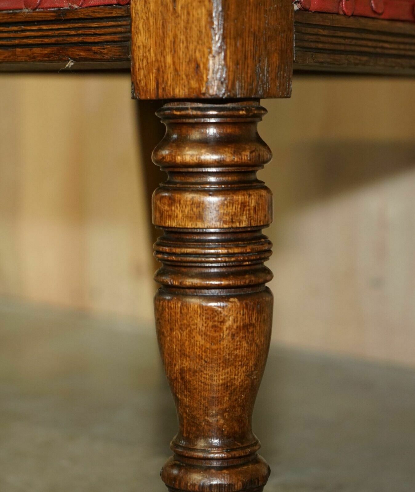 photo vintage Heavily Carved English Antique Victorian Armchair + Coat Of Arms Armorial Crest