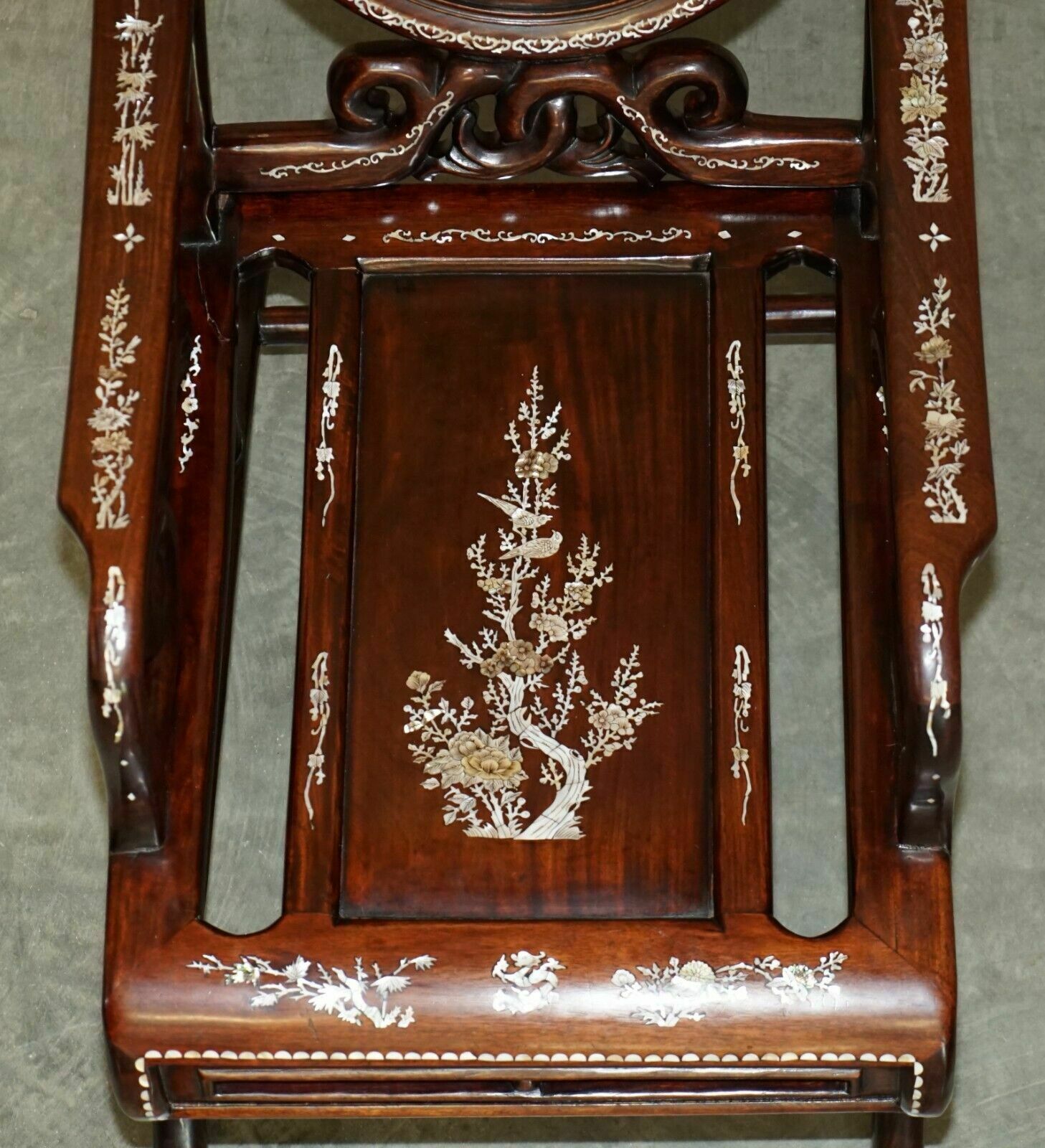 photo vintage Pair Of Antique Padauk & Mother Of Pearl Reclined Plantation Armchairs & Table