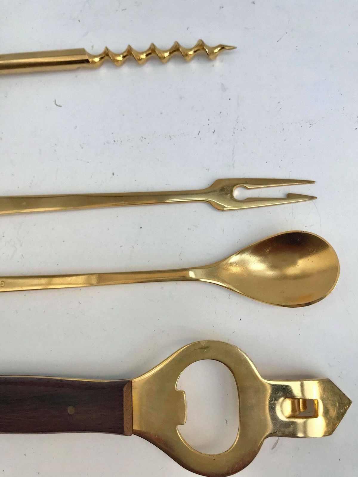 Baraccessoires – 4-delige barset | Goudkleurig barware | Kurkentrekker, flesopener, blikopener, olijfvork, cocktaillepel | Cadeau voor bartender photo vinterior
