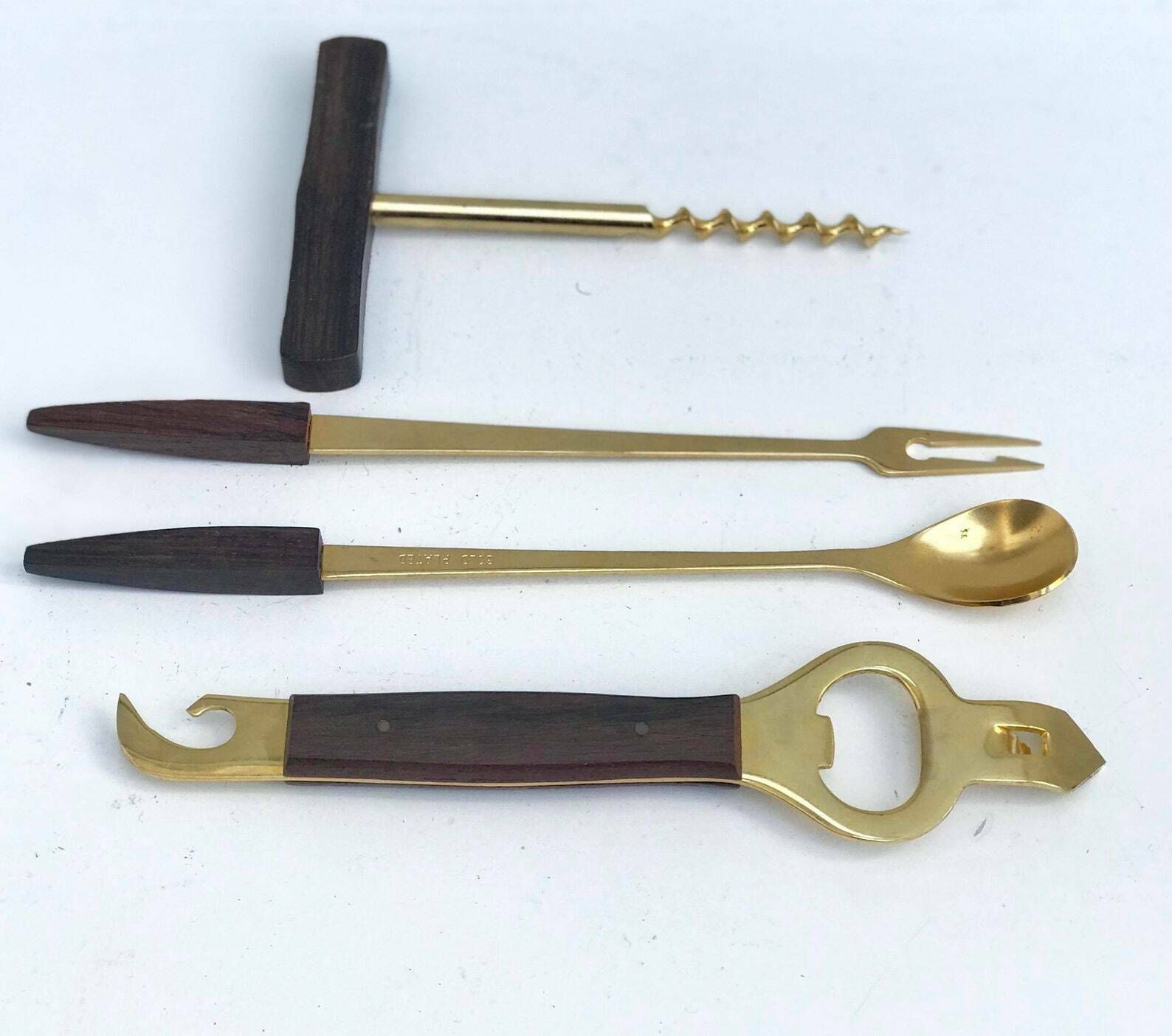 Baraccessoires – 4-delige barset | Goudkleurig barware | Kurkentrekker, flesopener, blikopener, olijfvork, cocktaillepel | Cadeau voor bartender photo buy