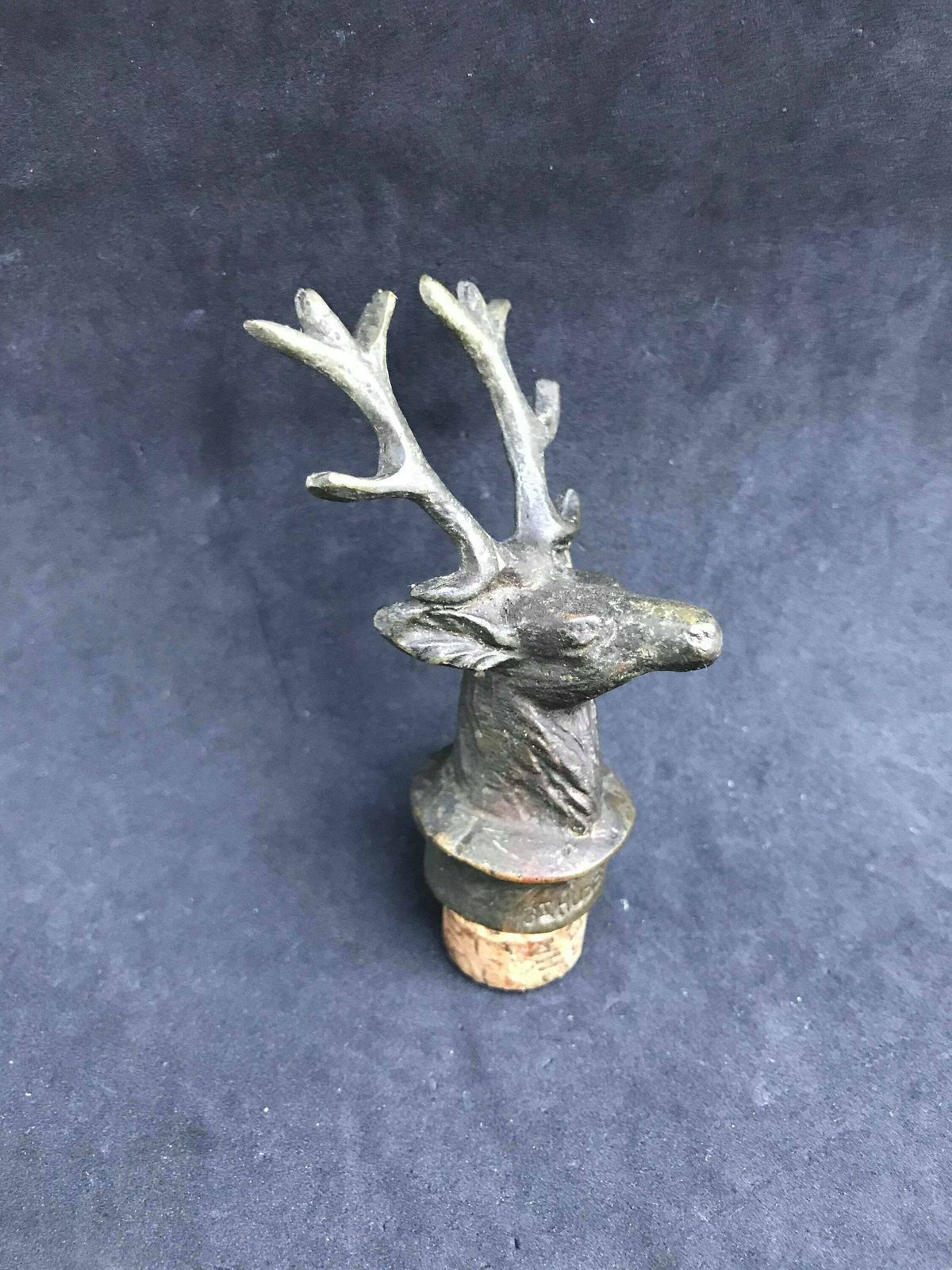Vintage Saint Hubert Hert Bronzen Flessenstopper – Messing, Jacht, Tafeldecoratie, Wijnstop, Kurkstopper, Jäger Duits photo vinterior