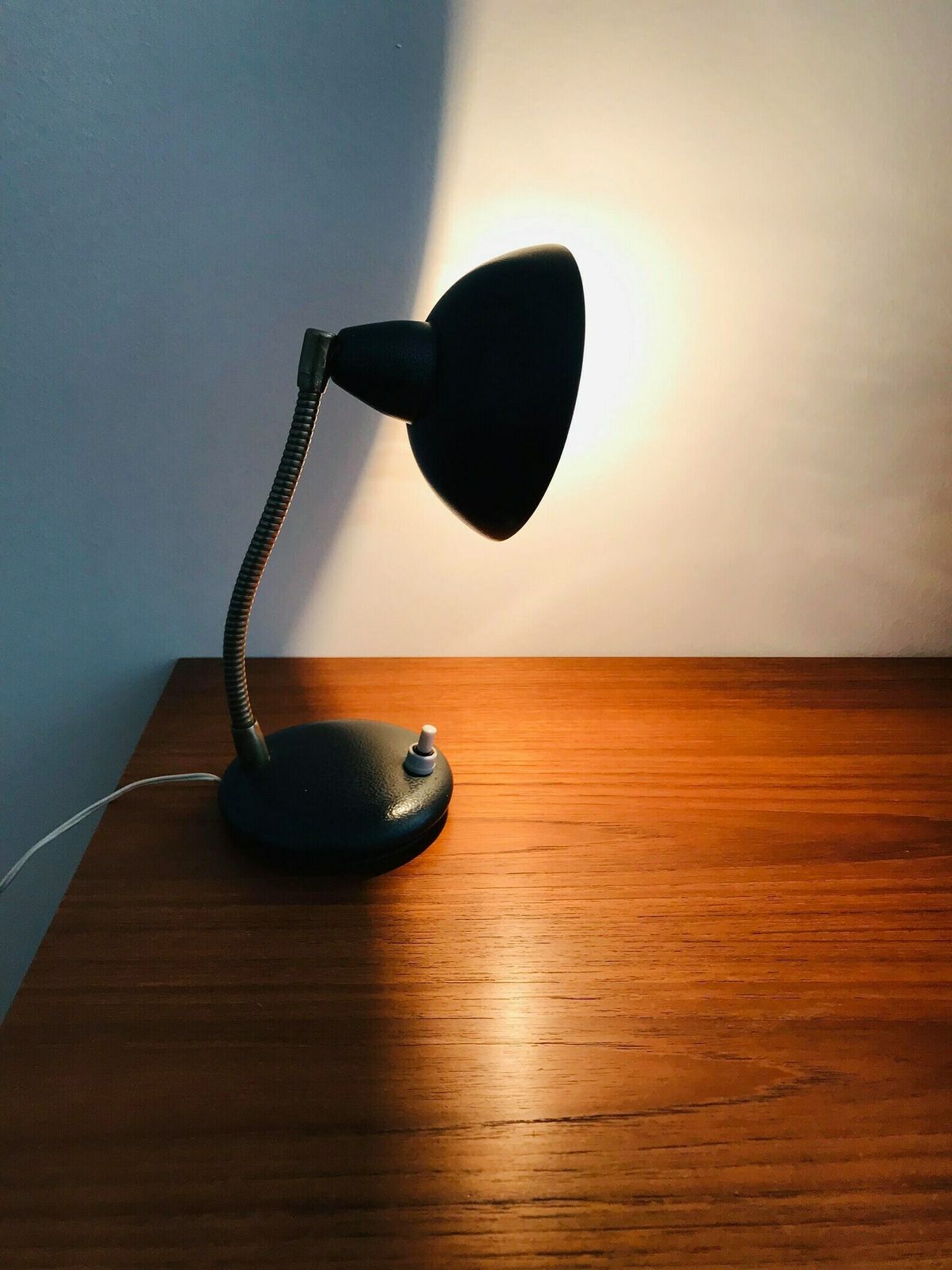 Industriële Mid Century Tafellamp – Kleine Bureaulamp Met Gooseneck, Vintage Jaren 40–50, Italië – Verstelbare Bauhaus Lamp, Minimalistisch Design photo for sale