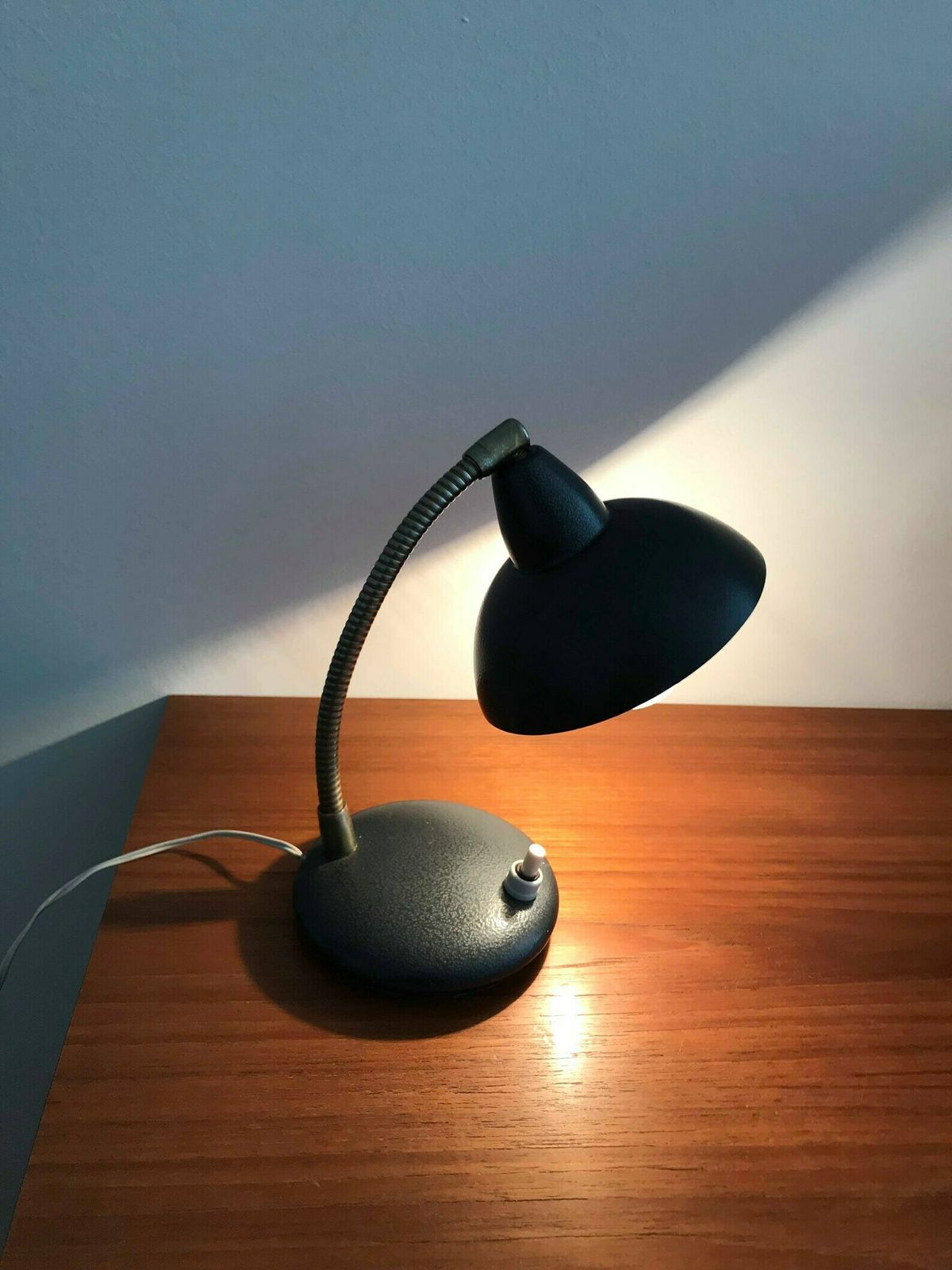 Industriële Mid Century Tafellamp – Kleine Bureaulamp Met Gooseneck, Vintage Jaren 40–50, Italië – Verstelbare Bauhaus Lamp, Minimalistisch Design photo vintage