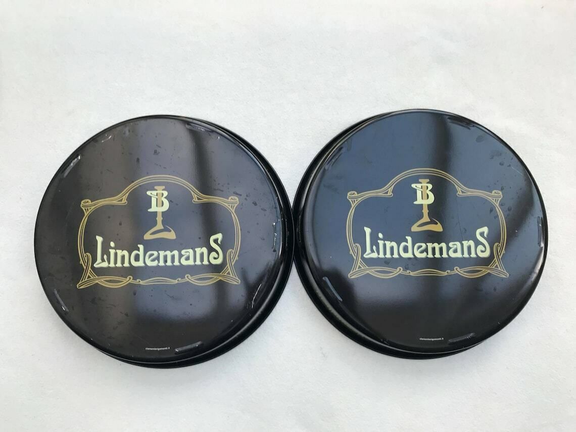 photo furniture Lindeman's Bierblad – Set Van 2 Metalen Serveerbladjes – Reclamebord – Rond – Man Cave / Pub / Bistro / Brasserie Decoratie – Cadeau Voor Hem – Bardecoratie