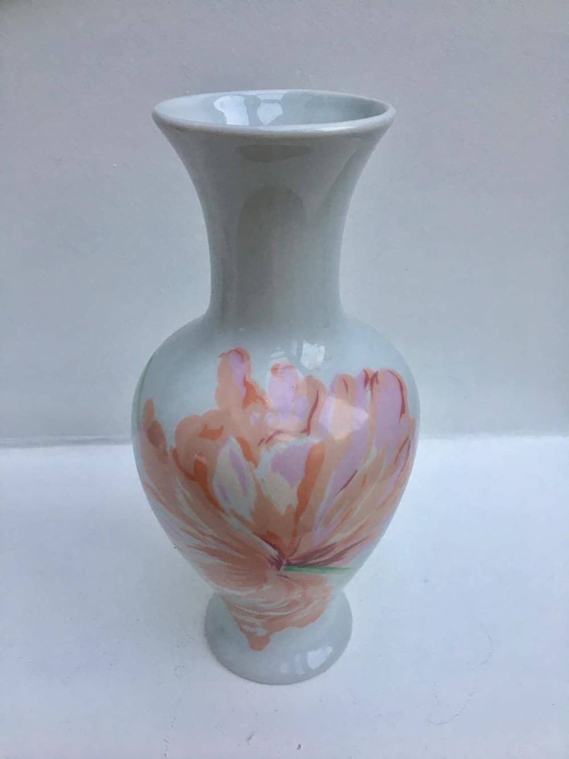 Shabby Chic Vaas, Wit En Roze Limoges Porselein, Frans Handgeschilderd Aardewerk Van Philippe Deshoulieres – Primrose. Franse Vaas. photo furniture