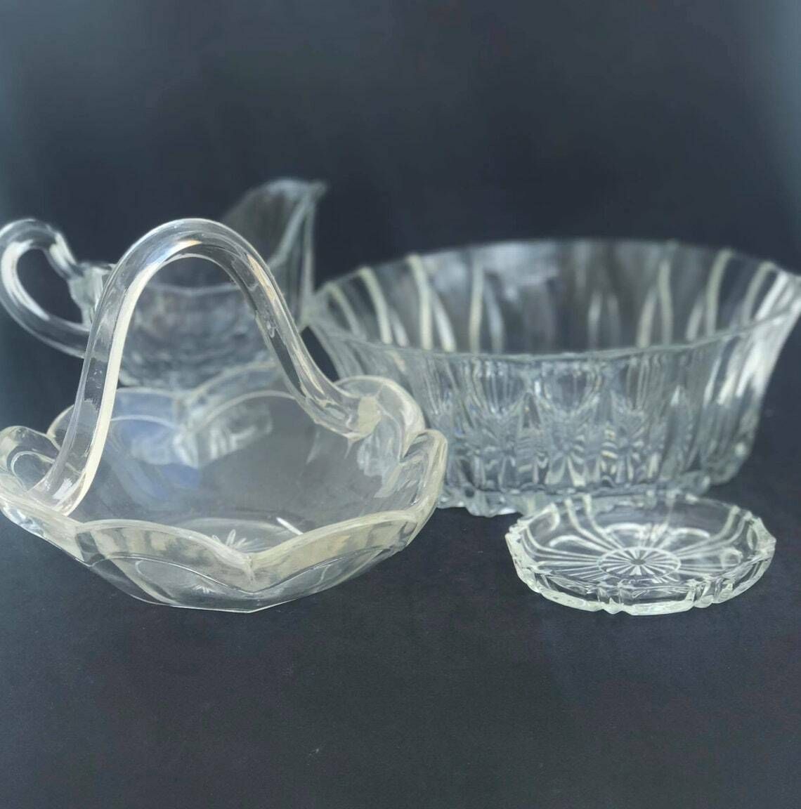 Glass Bowl Creamer Or Gravy Boat Salad Bowl Small Dish And Glass Sweet Basket 4 Pièces, Art Deco, Clear Molded/Pressed Glass Sauce Boats photo for sale