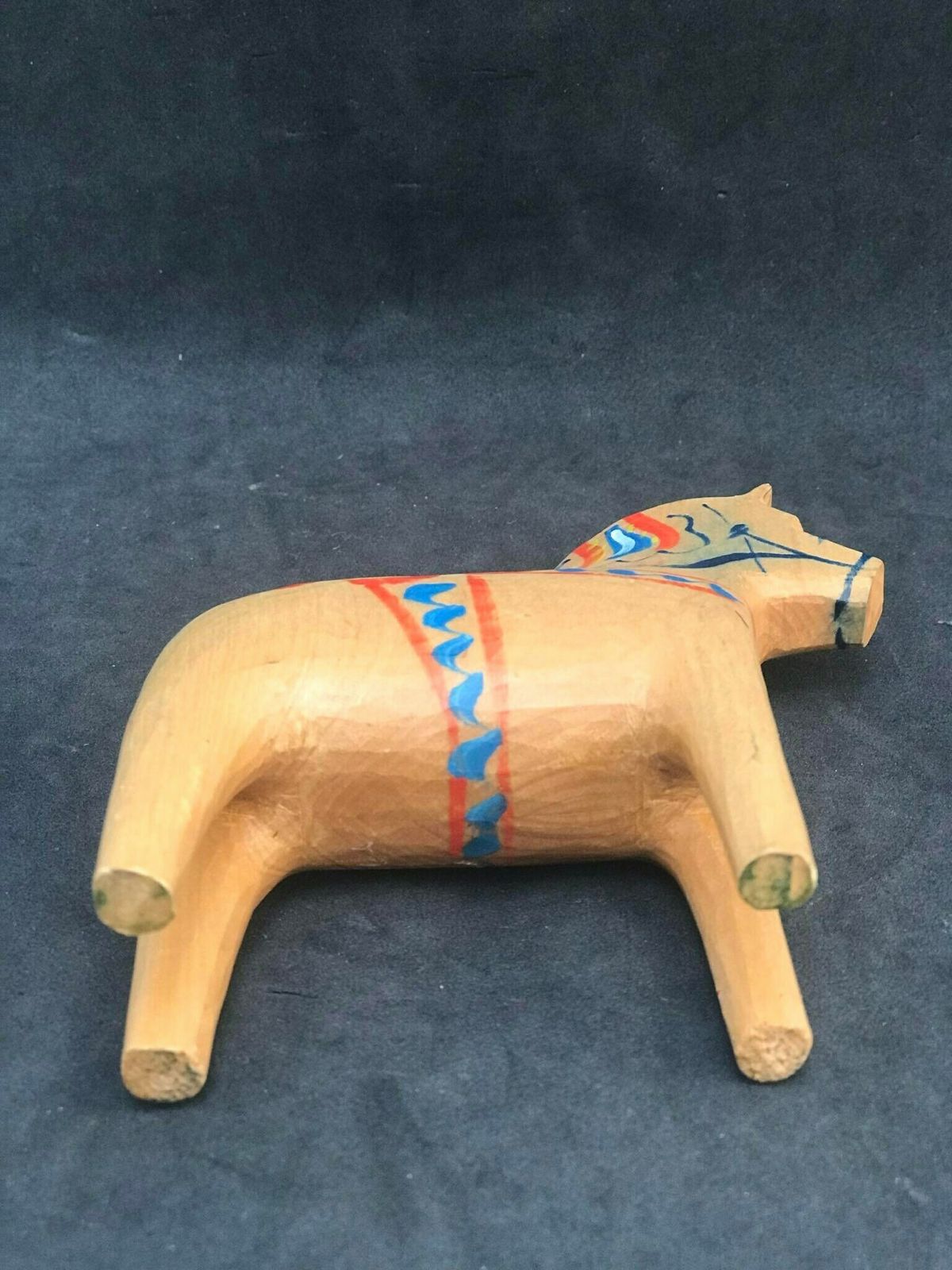 Dala Horse Figurine Beige Paard Zweeds Door Nils Olsson 3,8"/9,7 Cm Scandinavian Modern Handgeschilderd Scandinavisch Design Rood Hout photo Kunst