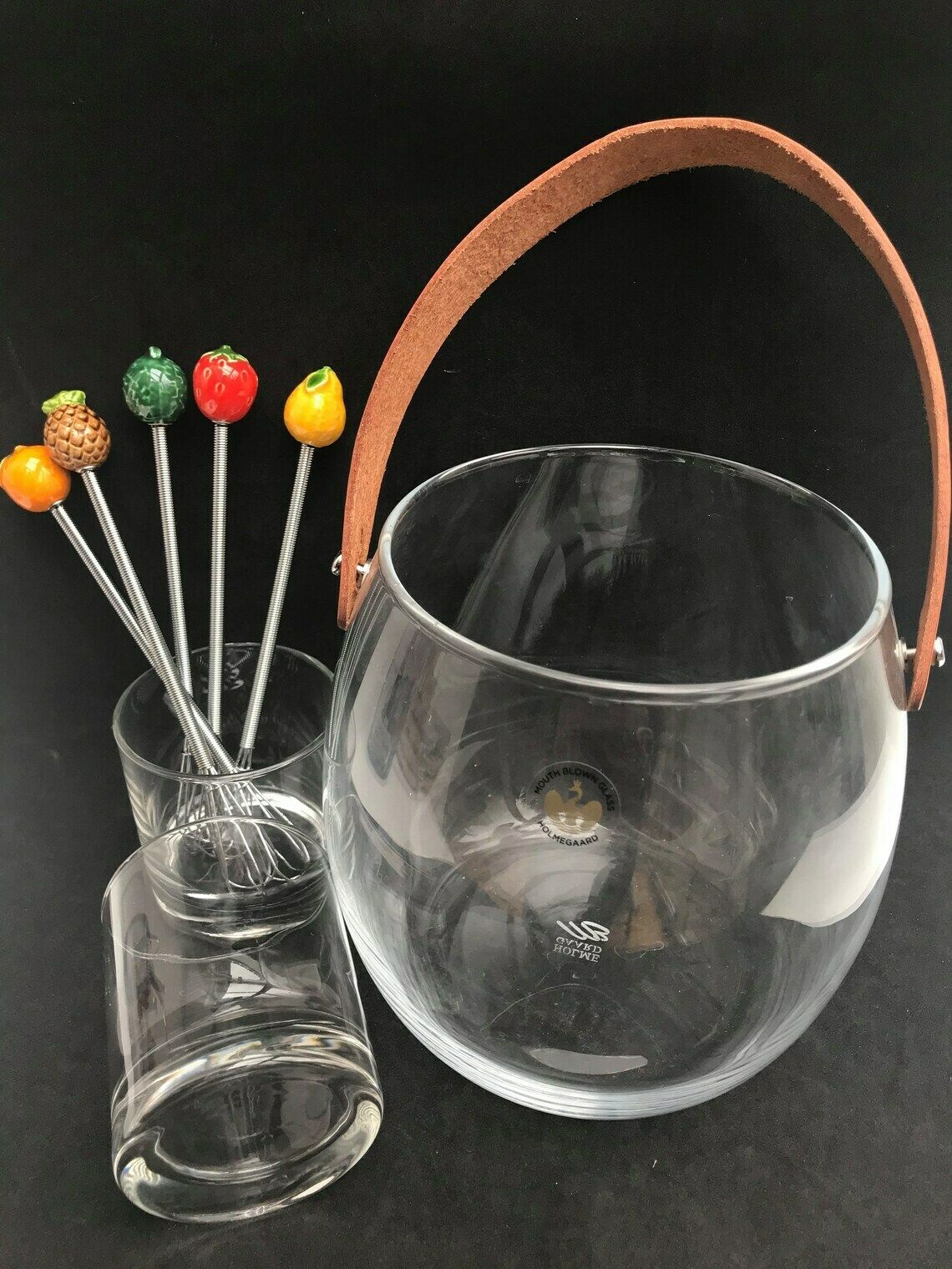 photo for sale Holmegaard Glazen Ijsemmer En 2 Cocktailglazen Met Roerstaafjes – Bardecoratie Met Tropische Vruchten