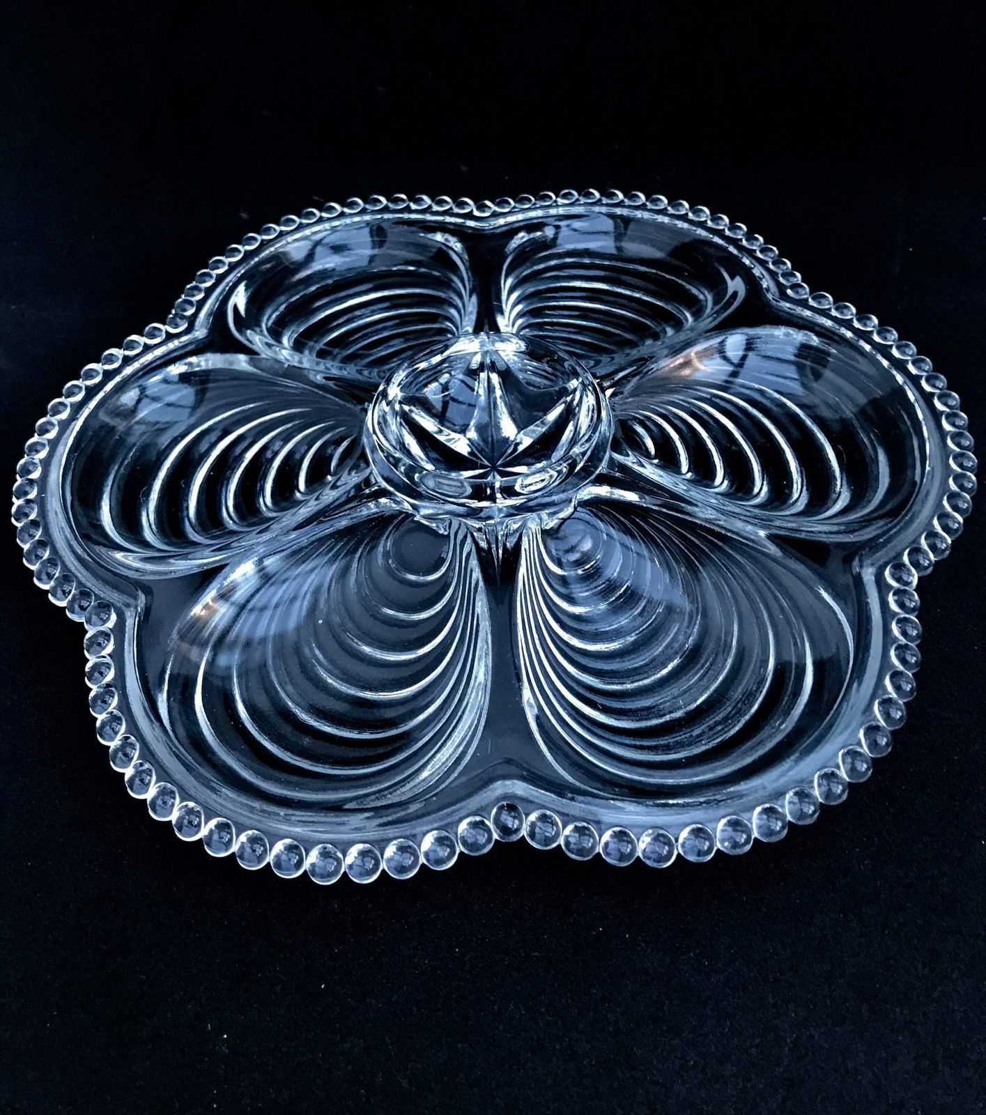 Oesterschaal Helder Glas | 1 Oesterschaal Met Glazen Kralen | Verzamelaarsschaal Collectie. Oesterschaal, Oesterborden Transparant Glas photo for sale