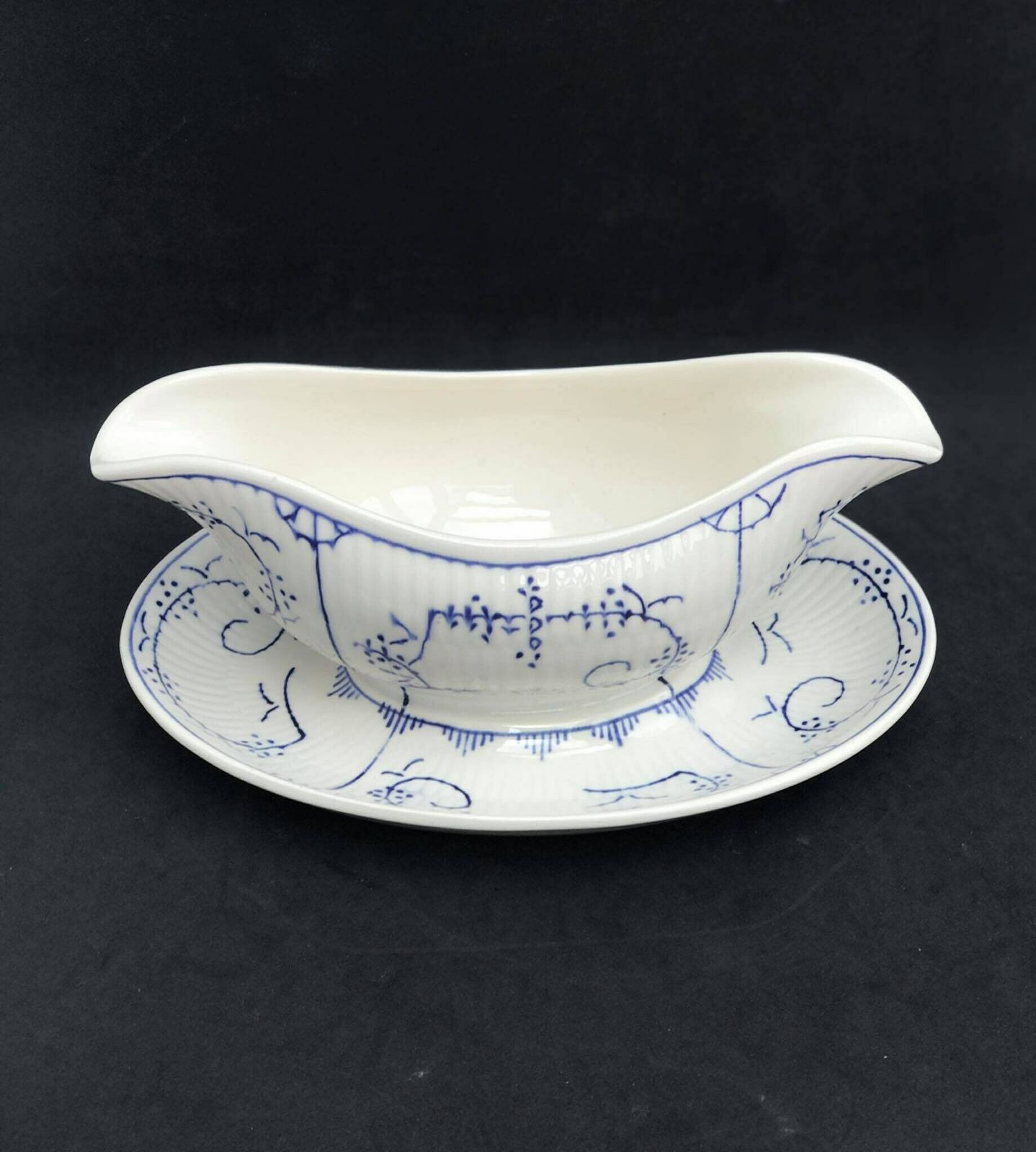 Boch Freres La Louviere Copenhagen Pattern, Sauskom Met Schotel – Dresden Blauw Wit Porselein, Jaren 1920, Antiek Belgisch Aardewerk photo for sale