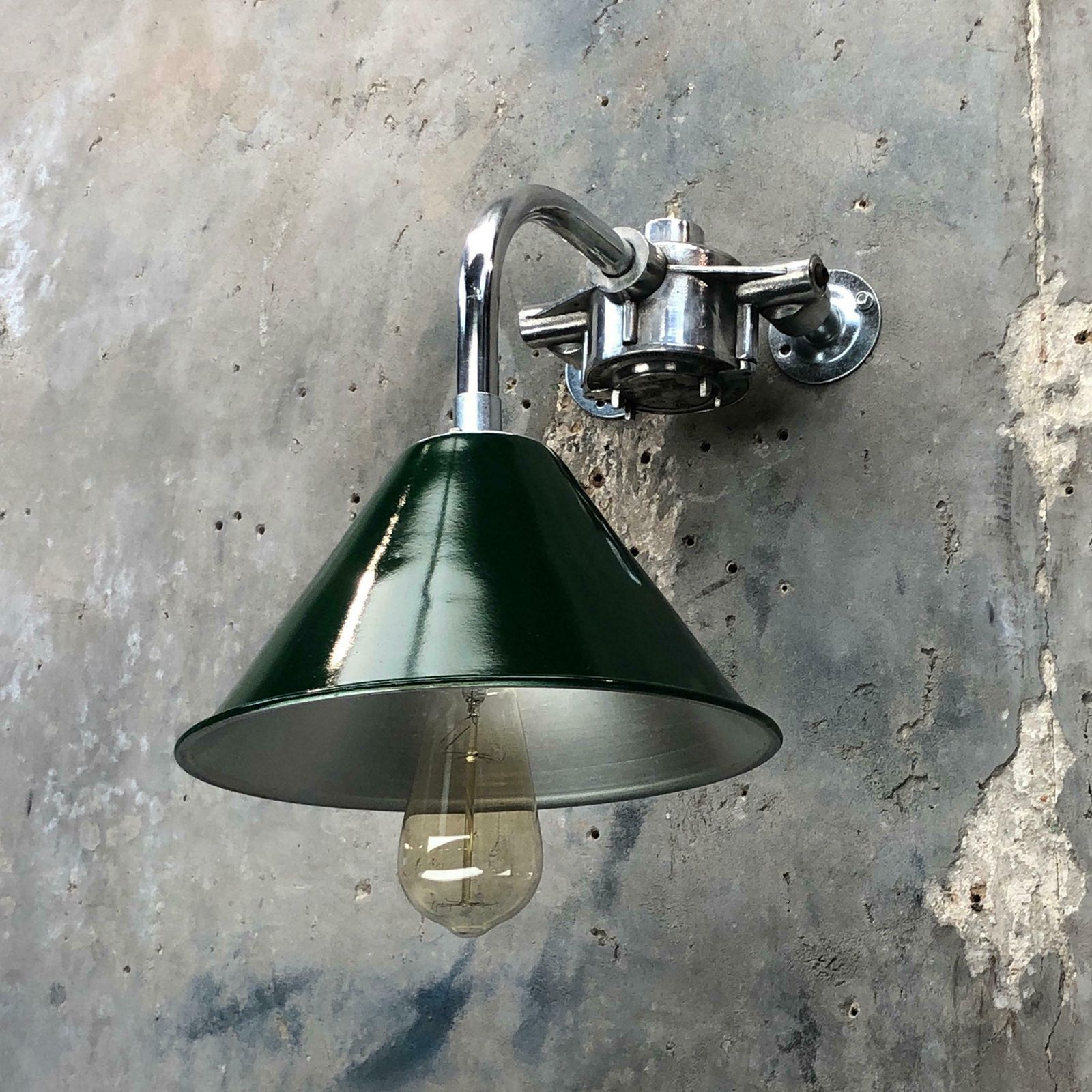 photo vinterior 1980s Ex British Army Lamp Shade And Galvanised Steel Short Reach Cantilever