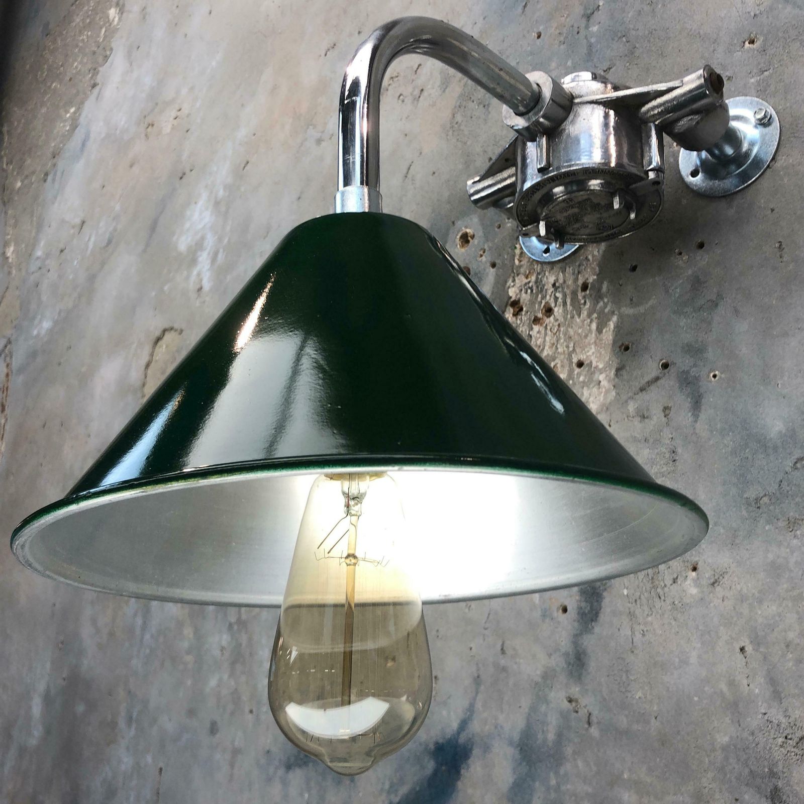 photo vintage 1980s Ex British Army Lamp Shade And Galvanised Steel Short Reach Cantilever