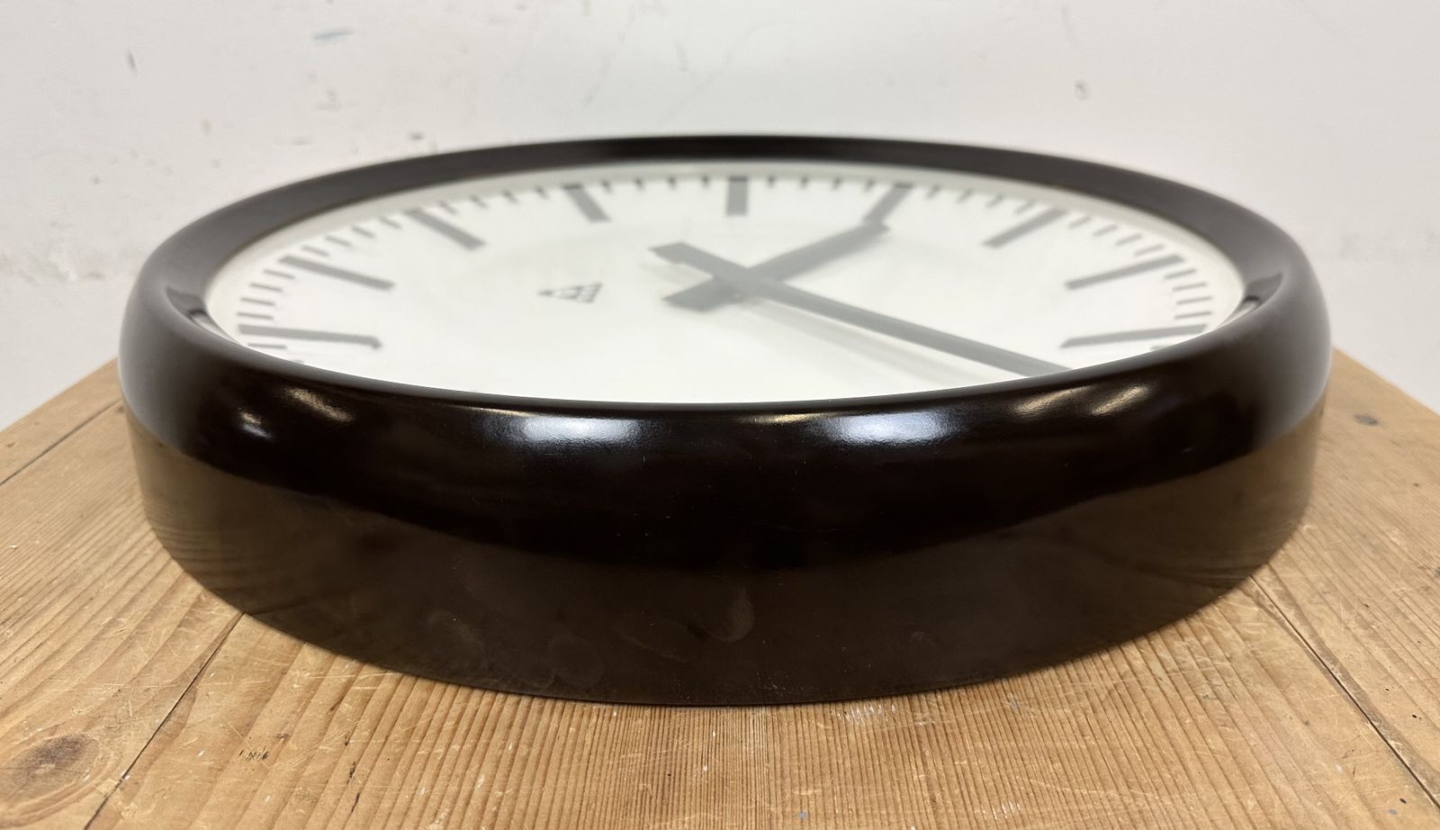 photo vintage Large Industrial Bakelite Factory Wall Clock From Pragotron, 1960s
