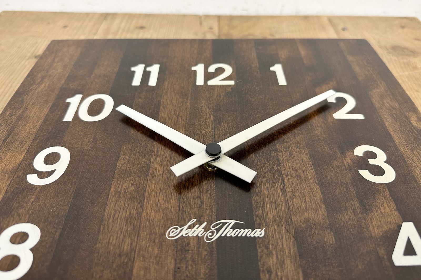 photo vintage Vintage Brown Wooden Wall Clock From Seth Thomas, 1980s