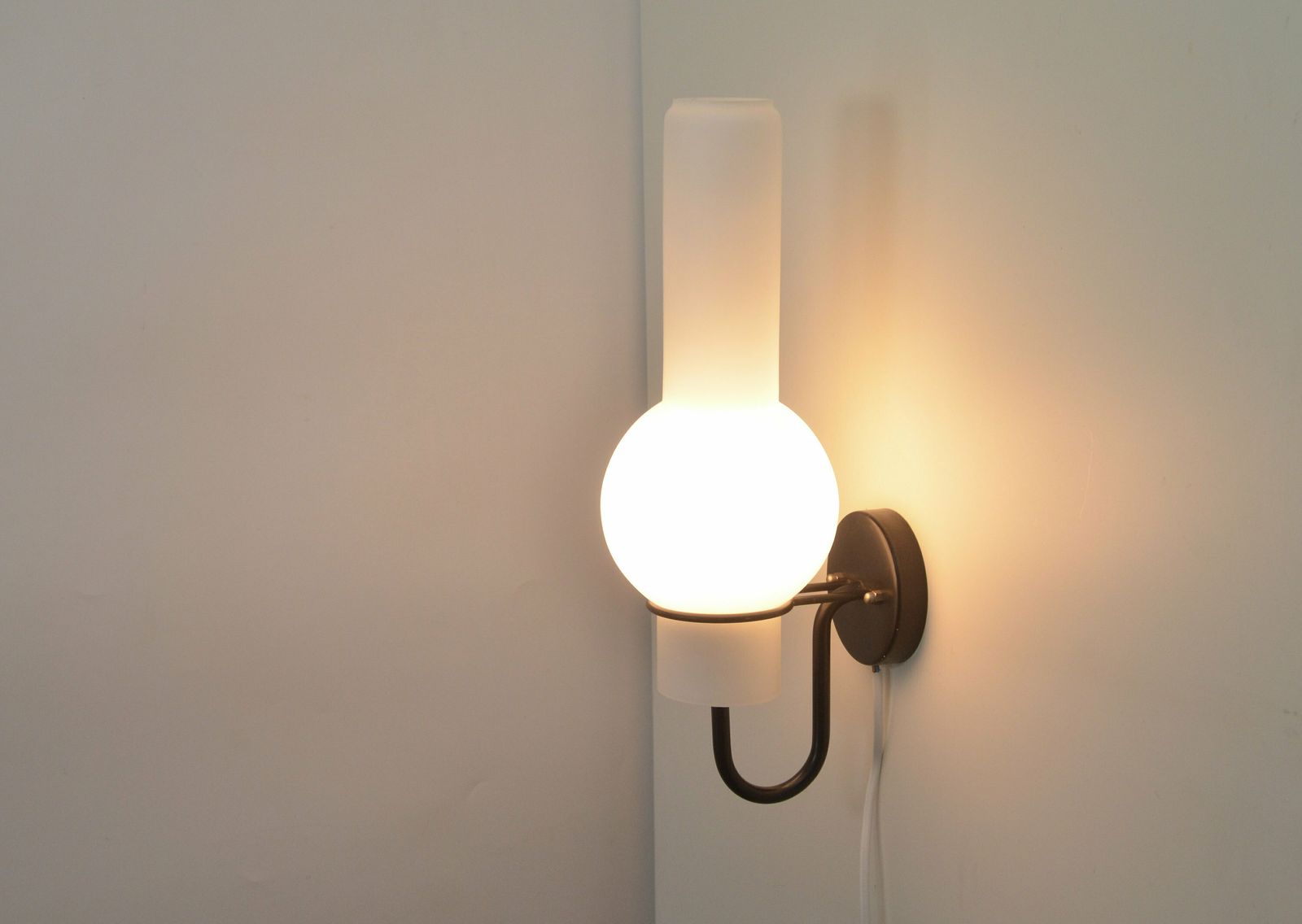 photo furniture Rare Minimalist Midcentury Lucifero Quinquet Wall Lamp By Raak Amsterdam Modelnumber C 1664, Dutch Design 1960s