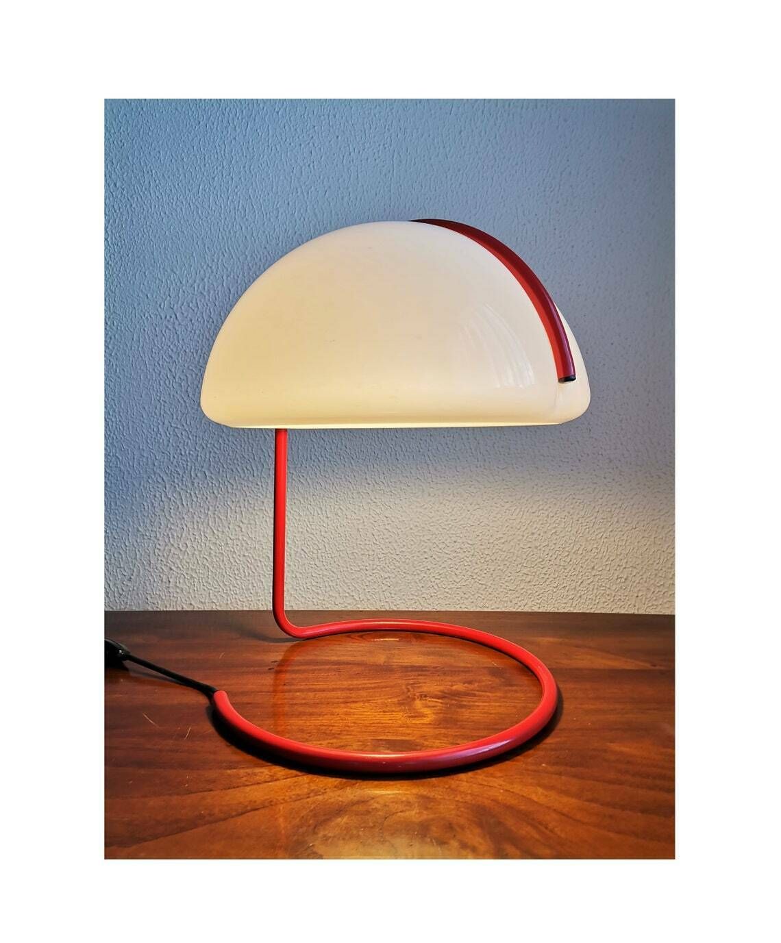 Guzzini Conchiglia Table Lamp In Red And White / 60s Italian Design By Buttura And Massoni / Made By Meblo Yugoslavia / Mcm