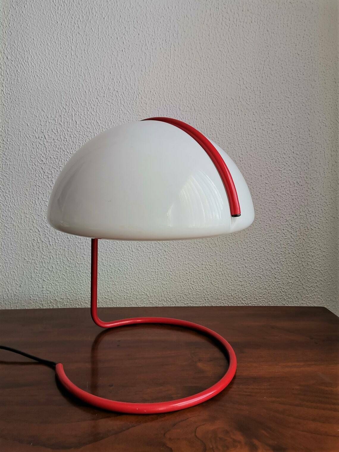 Guzzini Conchiglia Table Lamp In Red And White / 60s Italian Design By Buttura And Massoni / Made By Meblo Yugoslavia / Mcm photo furniture