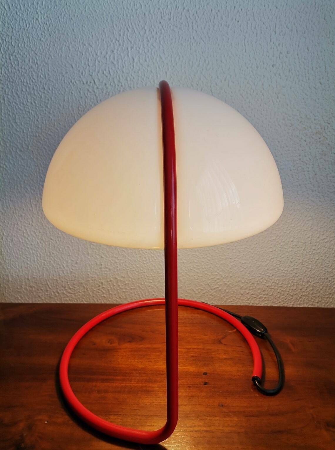 Guzzini Conchiglia Table Lamp In Red And White / 60s Italian Design By Buttura And Massoni / Made By Meblo Yugoslavia / Mcm photo vinterior