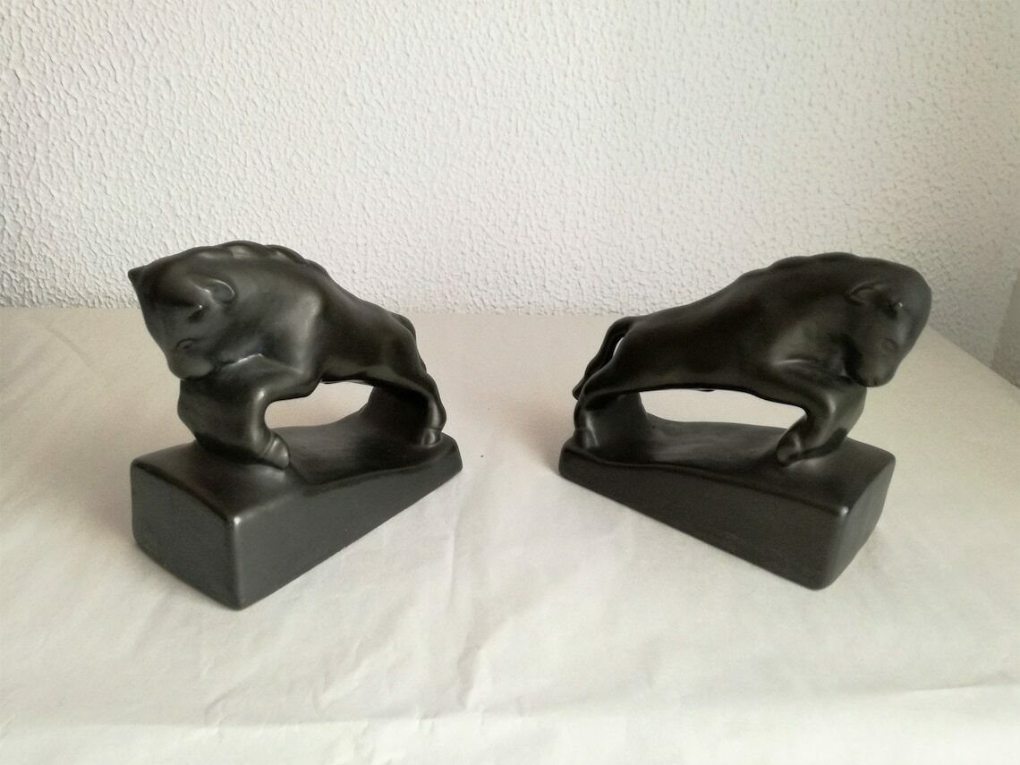 Paar Stieren Boekensteunen / Vintage Geglazuurd Keramisch Dierendecor / Art Deco Stierensculptuur Uit Jaren 1930, Joegoslavië photo for sale
