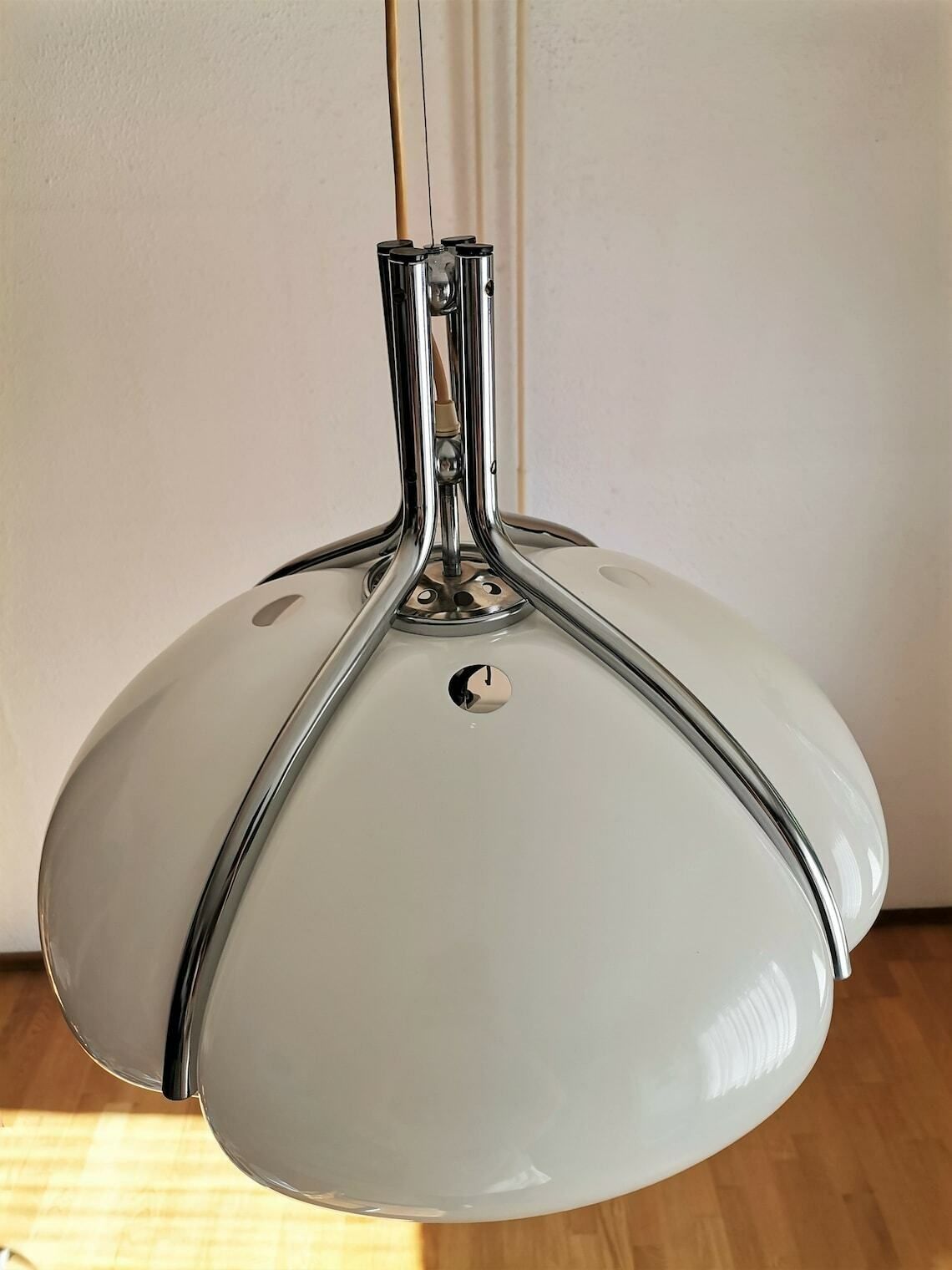 White Quadrifoglio Pendant Light / Harvey Guzzini Design / 1960s 1970s Italy / Space Age Lamp photo Lighting