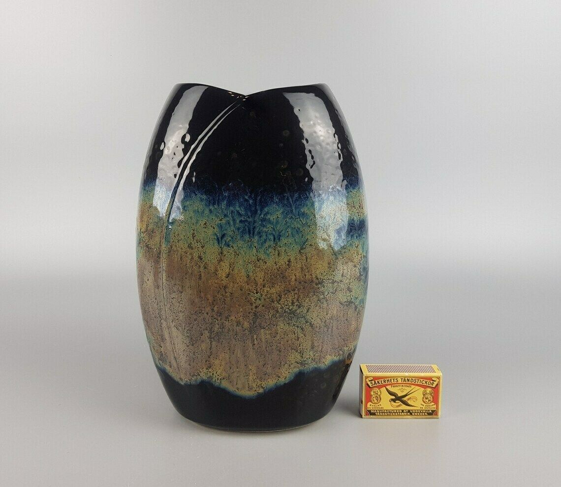 Vintage Bay Extra Zwart Geel Blauwe Vaas Met Vismondvorm, West Duits Aardewerk, Jaren 1980 photo furniture