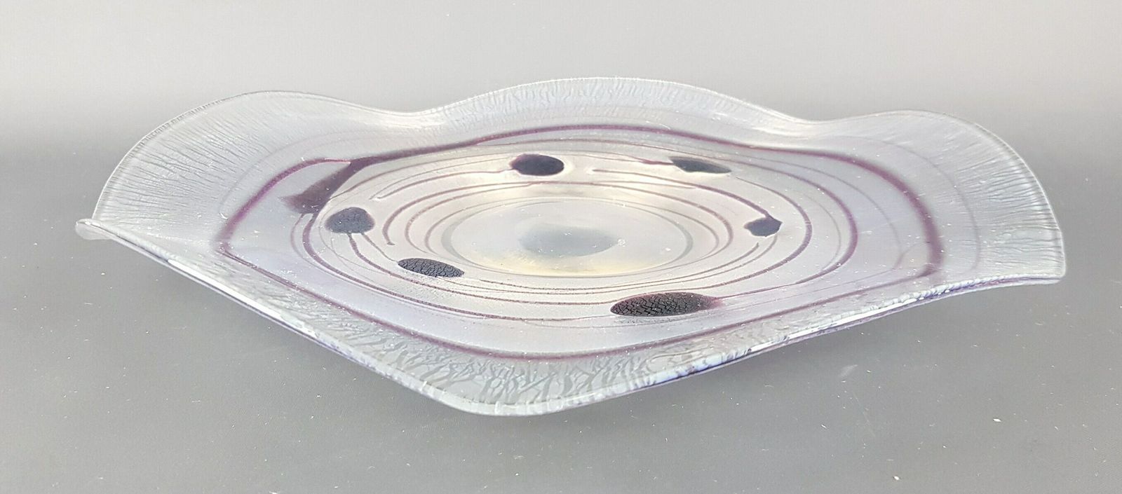 Vintage Art Deco Freiherr Von Poschinger Iriserende Schaal Met Paarse Accenten Fleur Door Martin Weinberger West Duitsland Jaren 1970 photo for sale