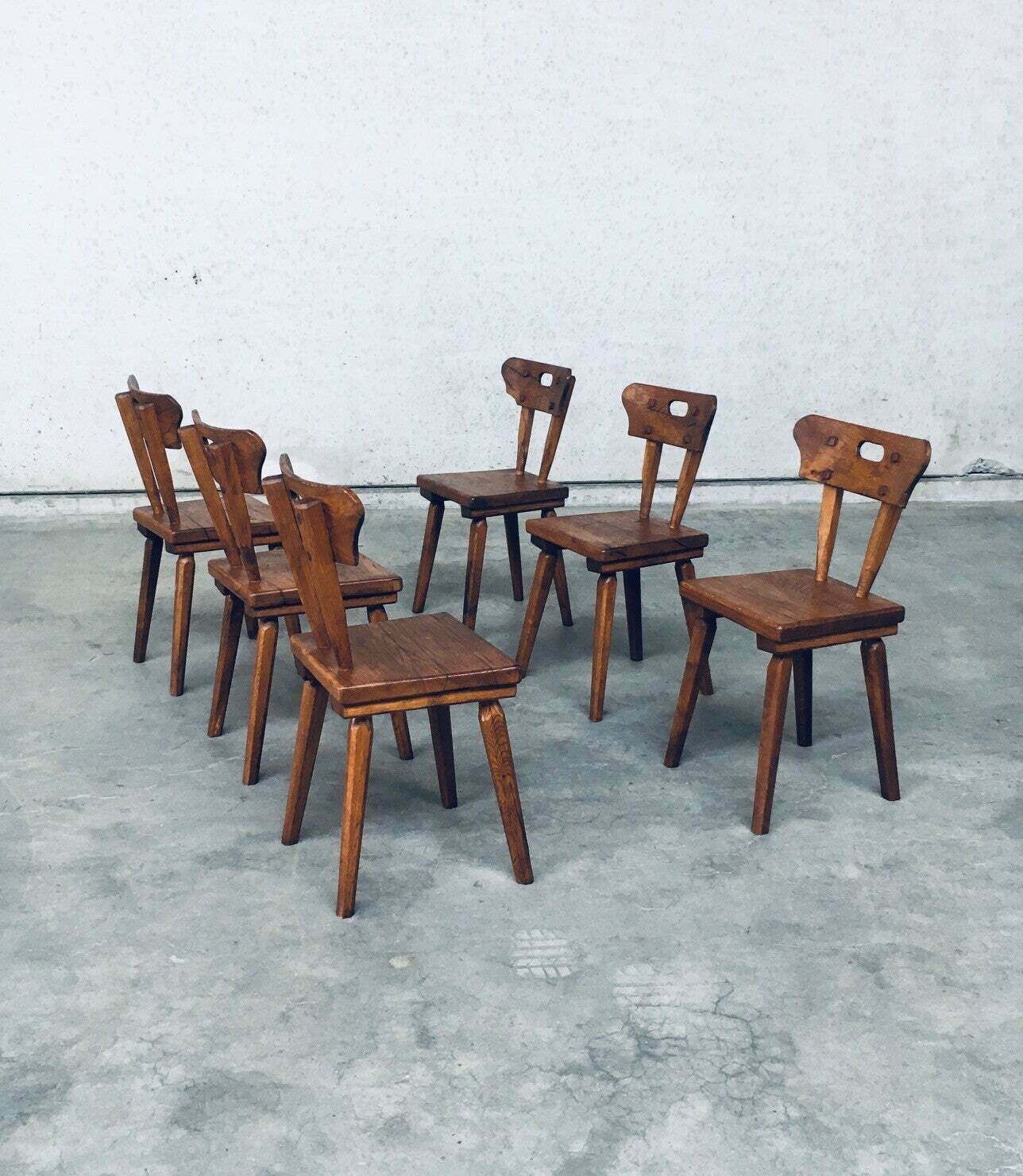 Meubels Handgemaakt Volkskunst Rustiek Eiken Eetkamerstoelen Set, Frankrijk, Ca. Jaren 1940 photo