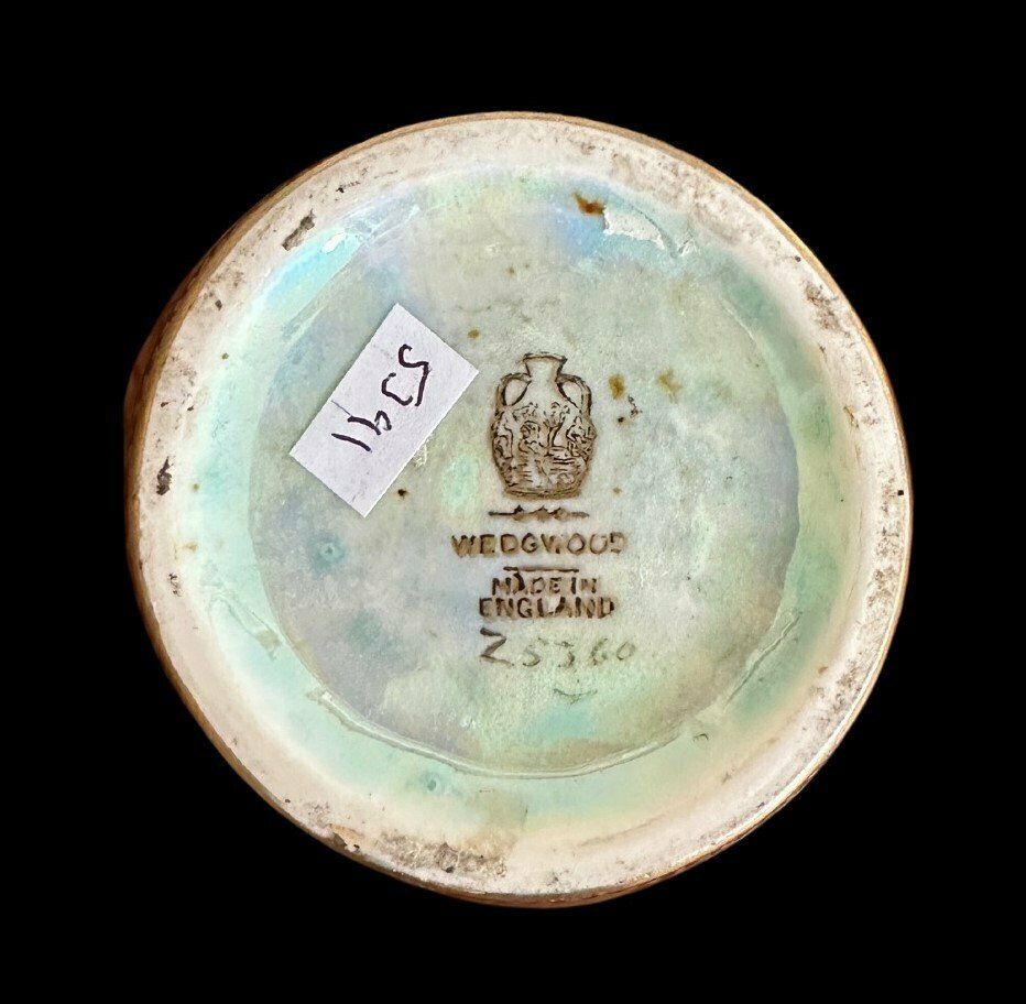3105.0 Wedgwood Fairyland Lustre Vase photo