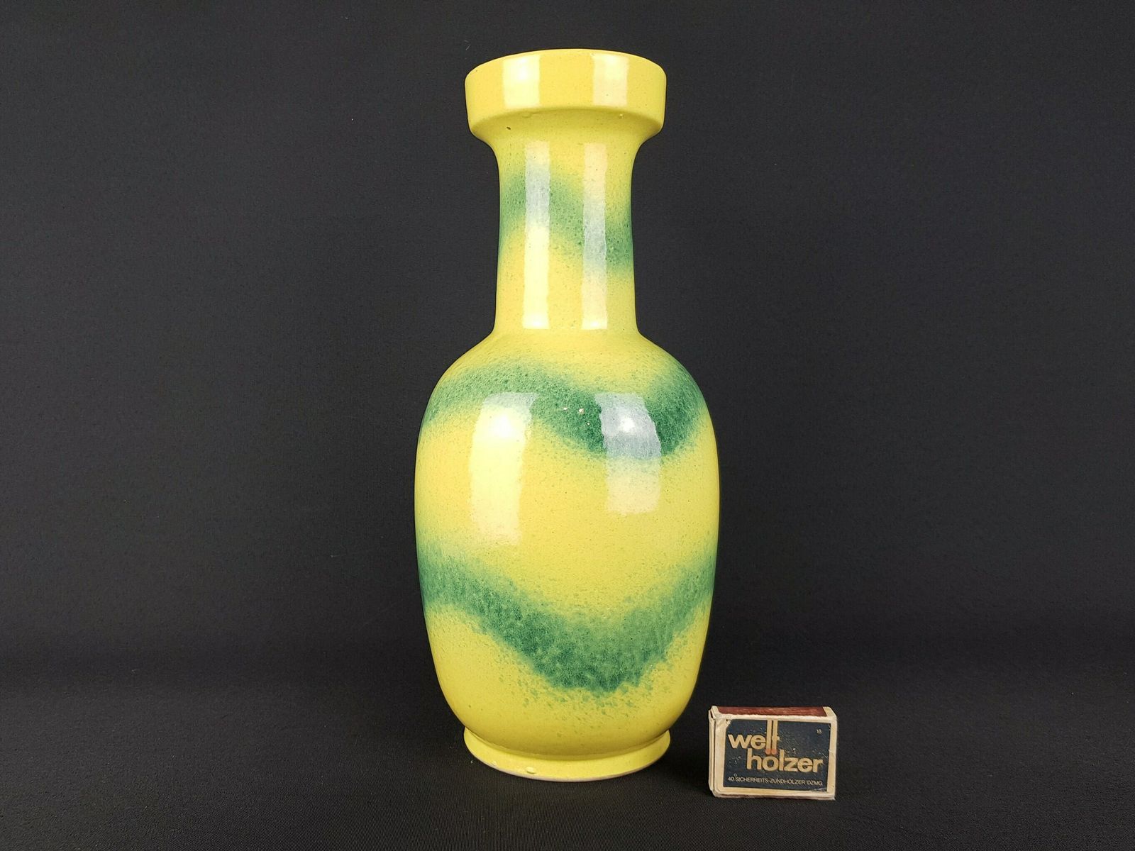 Vintage Gele Dumler Und Breiden Keramik Vaas Met Groen Spuitdecor 464/32 – West German Pottery, Jaren 1960–1970 photo furniture