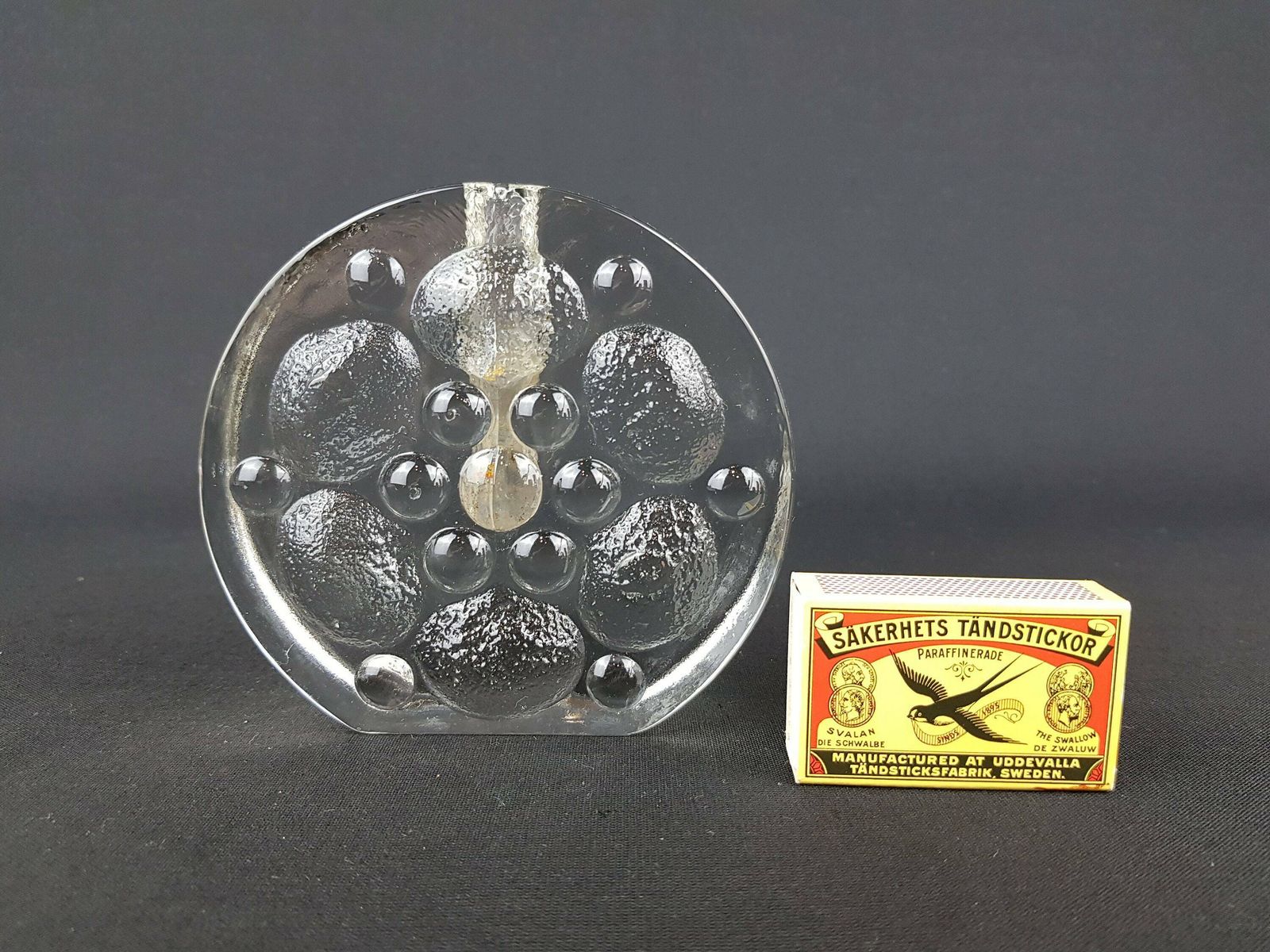 Vintage Wiesenthal Glashutte Heldere Ronde Glazen Solifleur Vaas Met Reliëfdecor, Duitsland, Jaren 1960–1970 photo furniture