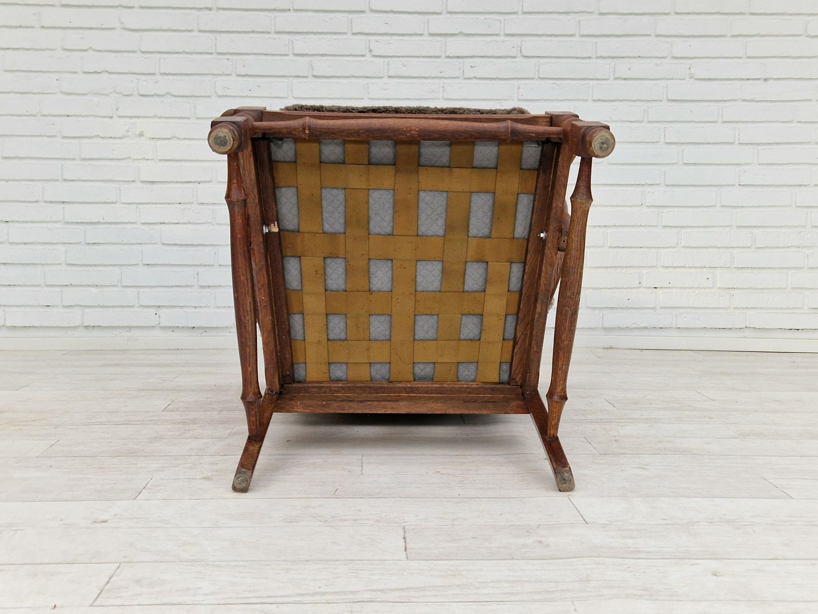 photo vinterior Ca. Jaren 1960, Deens Design, Nagezien En Opgeknapt, Opnieuw Bekleed Hoge Fauteuil Met Oorvleugels, Schapenvacht, Eikenhout.