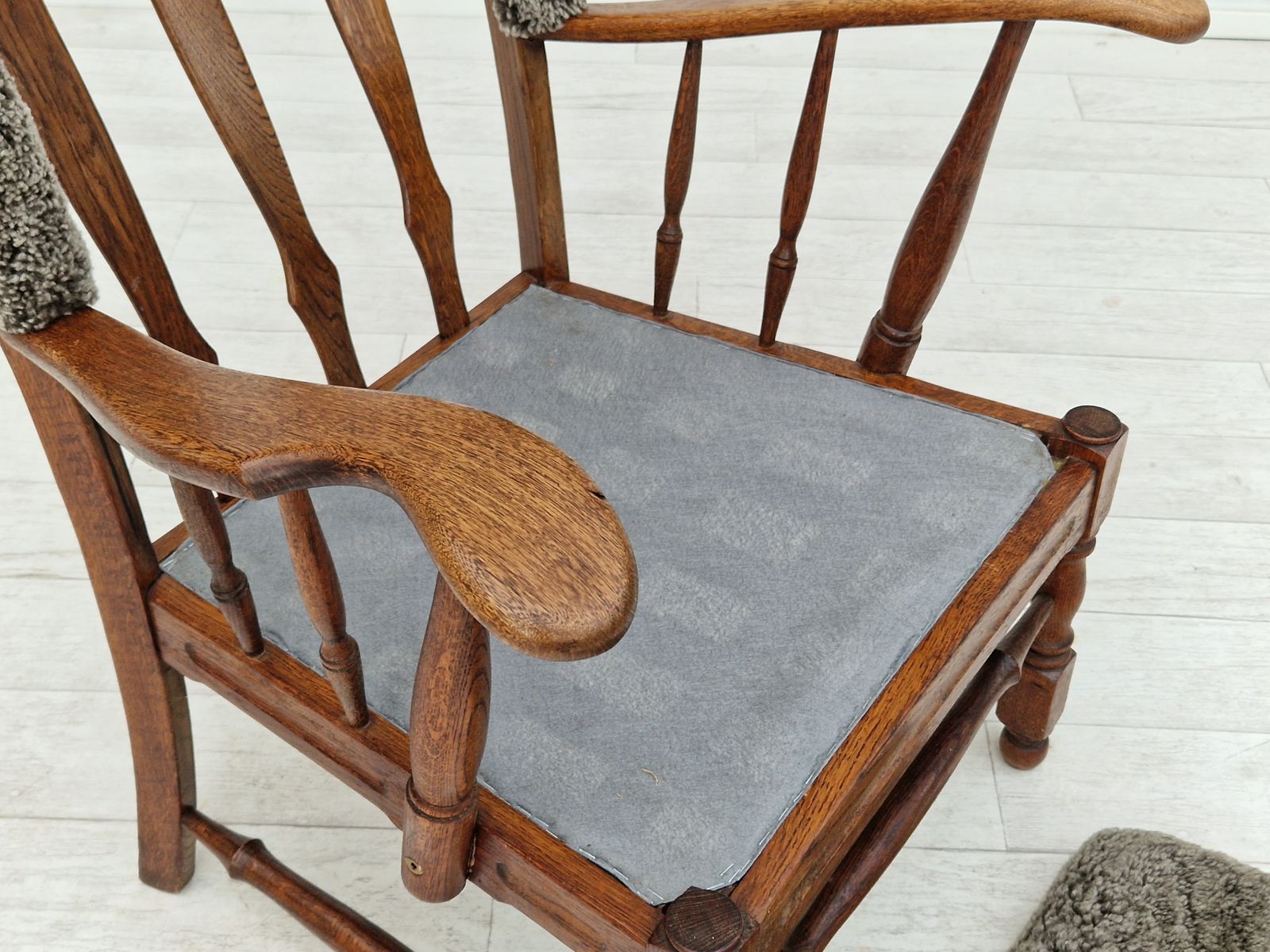 photo vintage Ca. Jaren 1960, Deens Design, Nagezien En Opgeknapt, Opnieuw Bekleed Hoge Fauteuil Met Oorvleugels, Schapenvacht, Eikenhout.