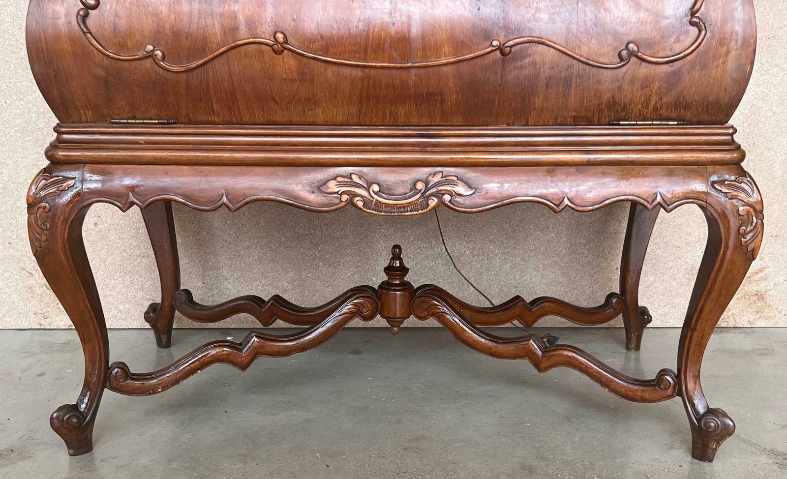 Cabinet bar espagnol Mid-Century Modern en bois de noyer et miroir, années 1940 photo vinterior