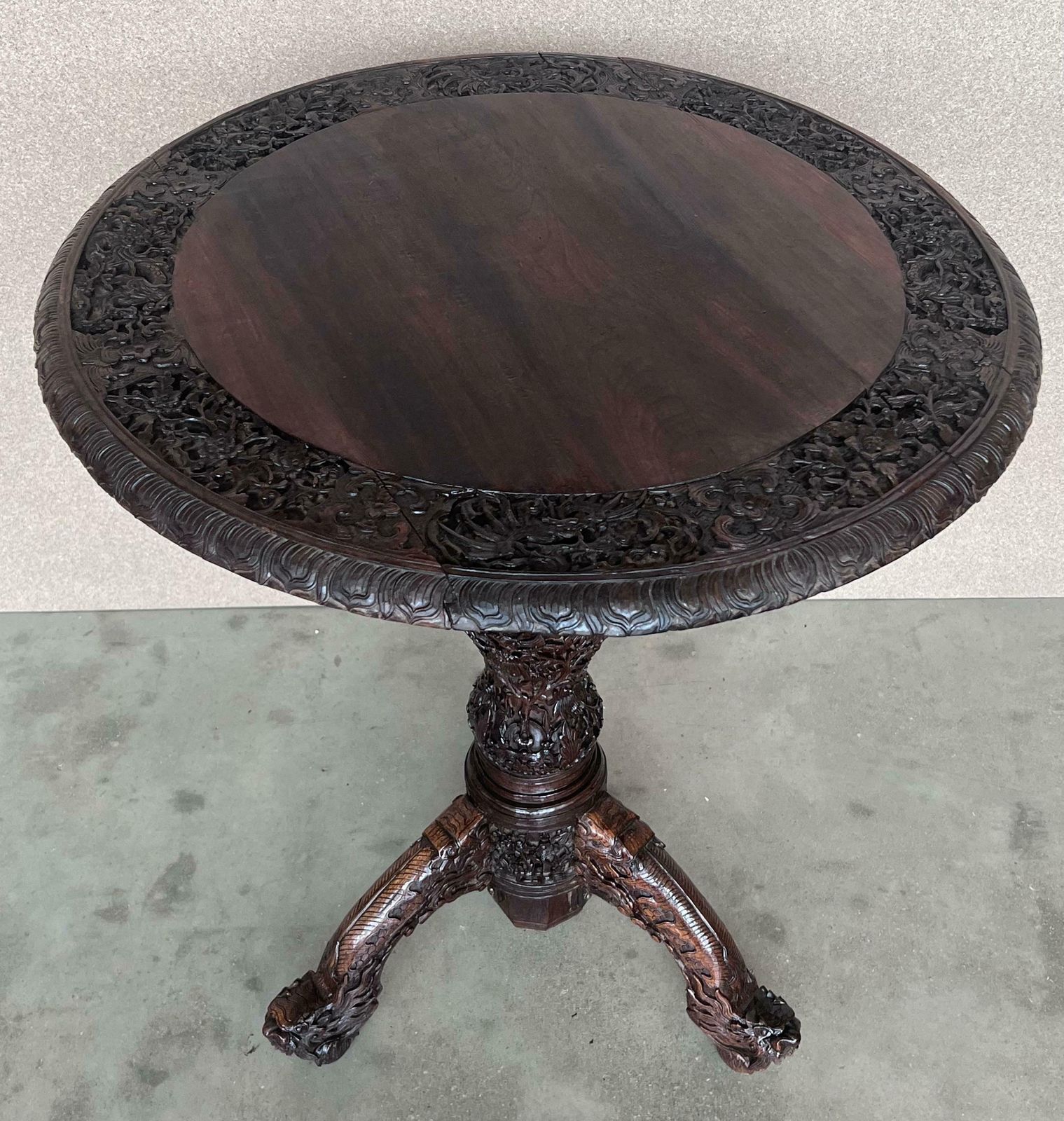 Table ronde basculante de style colonial britannique, XIXe siècle, finement sculptée photo buy