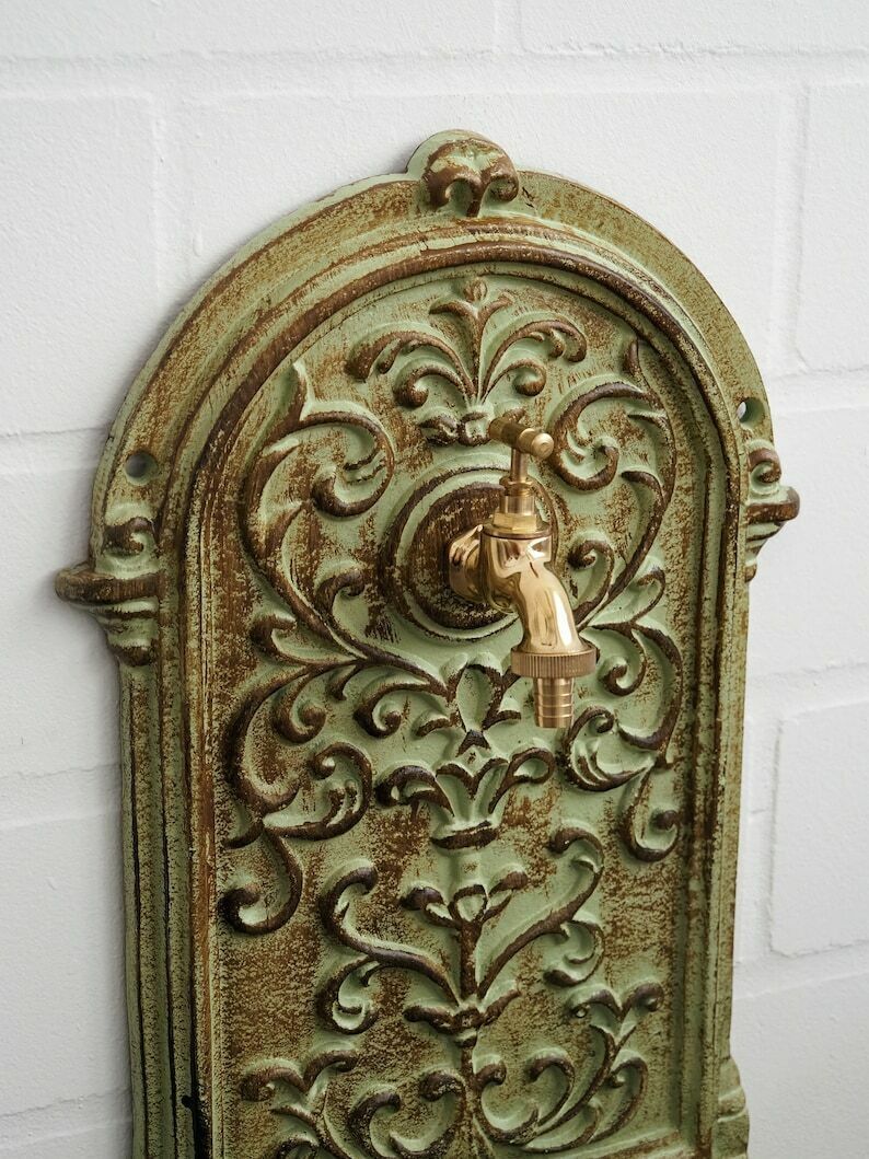 Wandfontein Met Gootsteen In Gietijzer, Groen, Met Messing Kraan – Decoratief Tuinornament Voor Patio En Muur photo for sale
