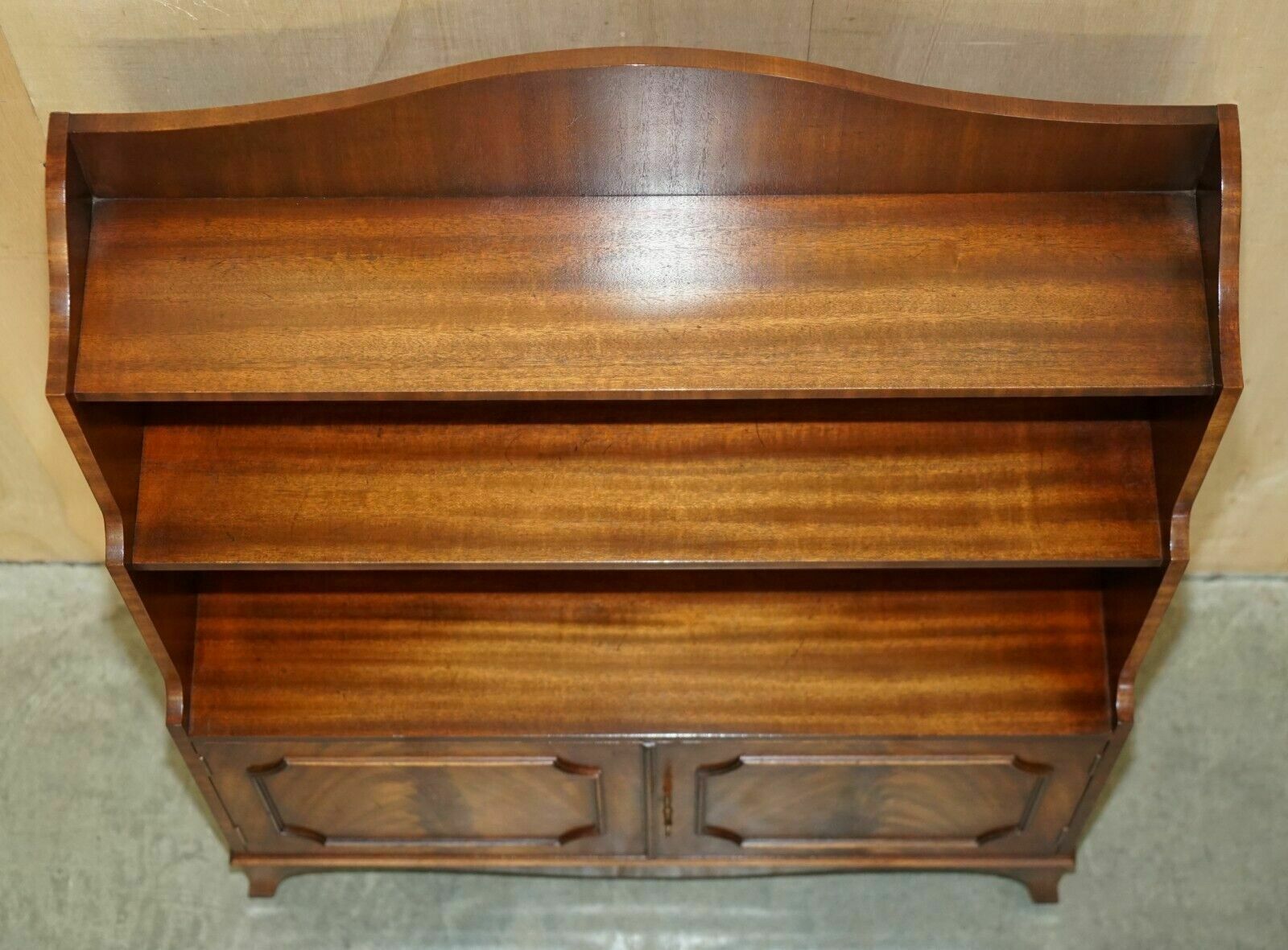 photo vintage Stunning Pair Of Flamed Mahogany Dwarf Waterfall Open Library Bookcases Cupboard