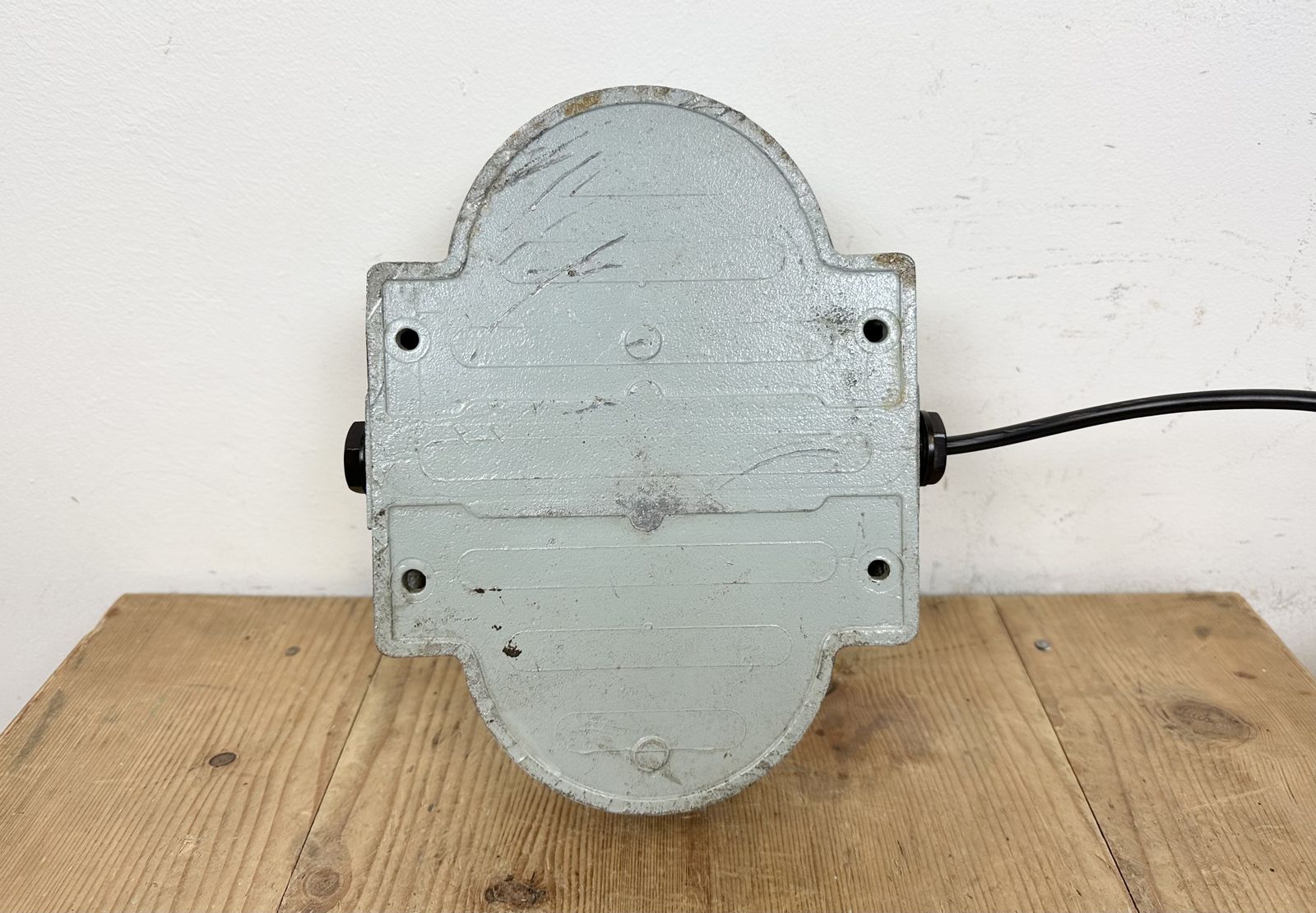 photo vintage Industrial Cast Aluminium Wall Light With Milk Glass From Elektrosvit, 1970s, 8x