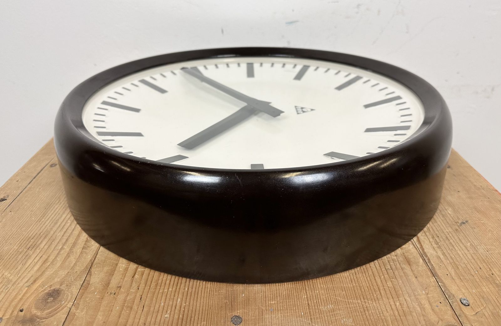 photo vintage Large Industrial Bakelite Factory Wall Clock From Pragotron, 1960s