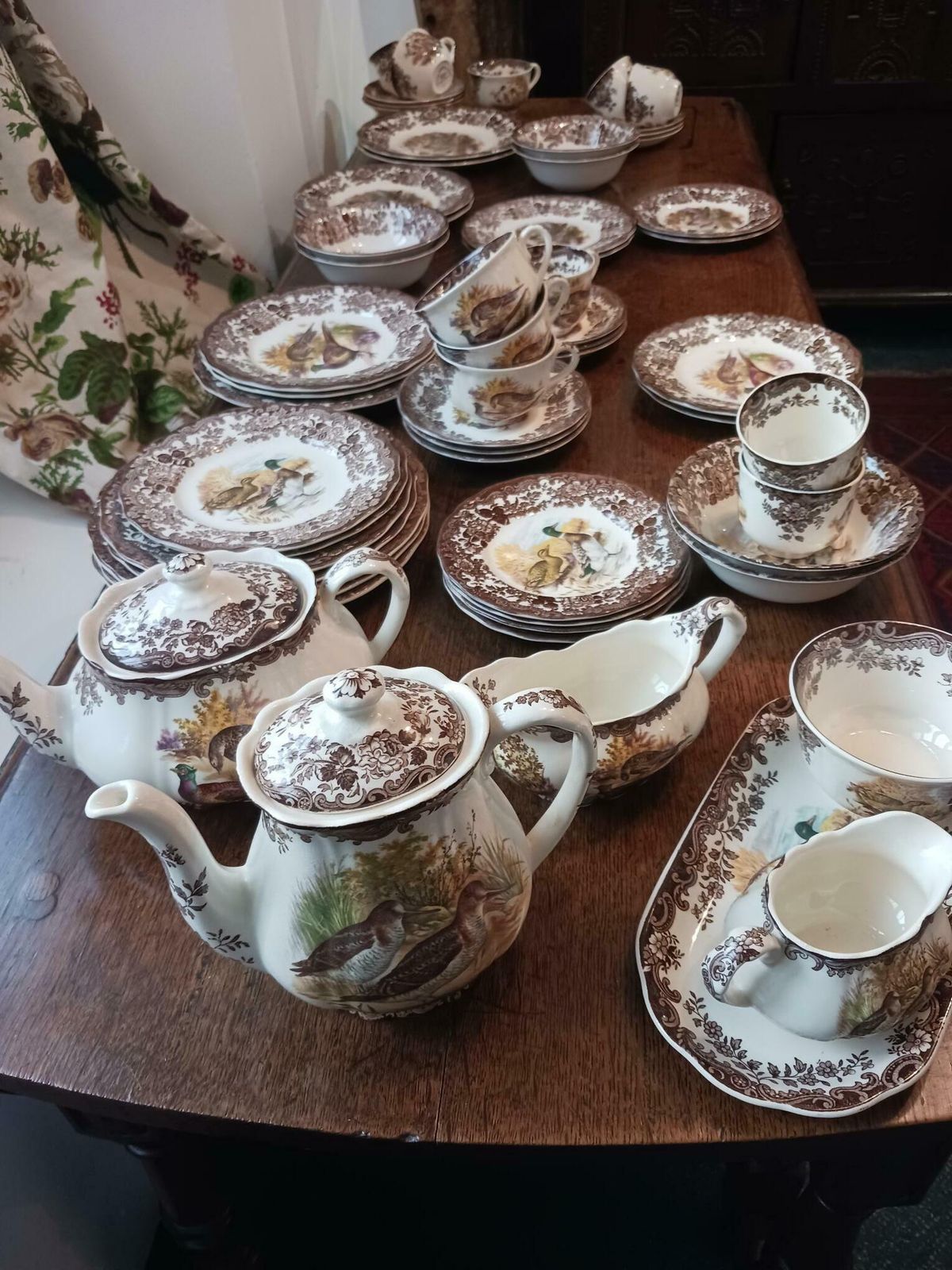 photo furniture Royal Worcester Pallissy Game Series Birds  6 Person Table Setting