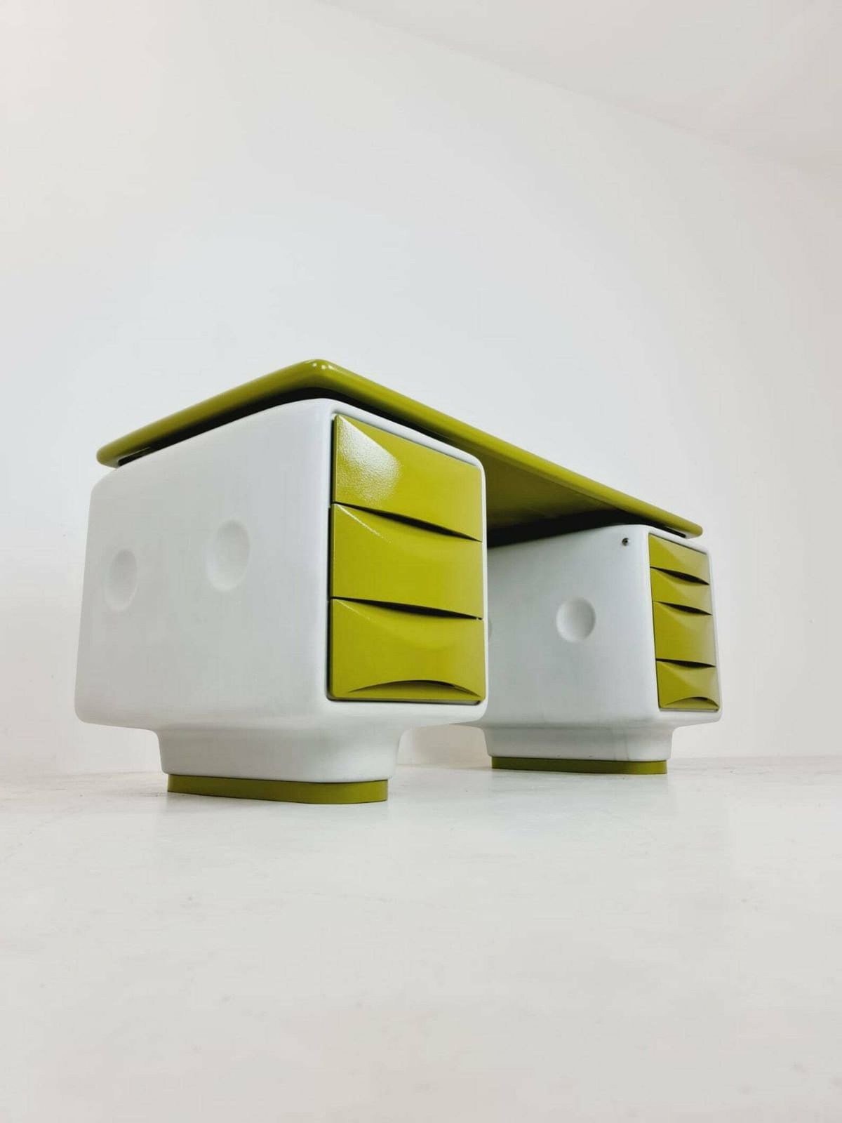 1 Of 1 Limited Edition Space Age Ernest Igl For Wilhelm Werndl Directors Igl Jet Writing Desk In Fiberglass, 1970s