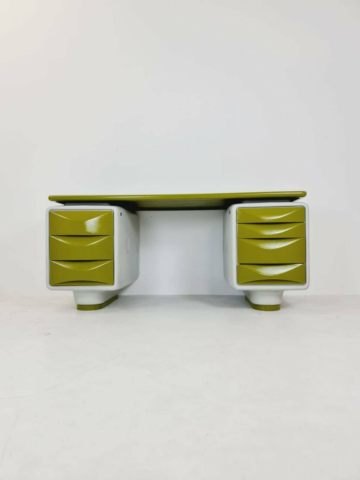 1 Of 1 Limited Edition Space Age Ernest Igl For Wilhelm Werndl Directors Igl Jet Writing Desk In Fiberglass, 1970s photo Furniture