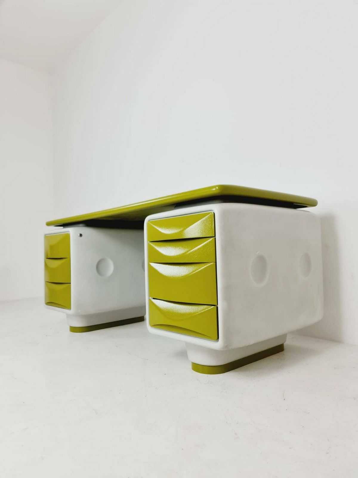 1 Of 1 Limited Edition Space Age Ernest Igl For Wilhelm Werndl Directors Igl Jet Writing Desk In Fiberglass, 1970s photo vinterior