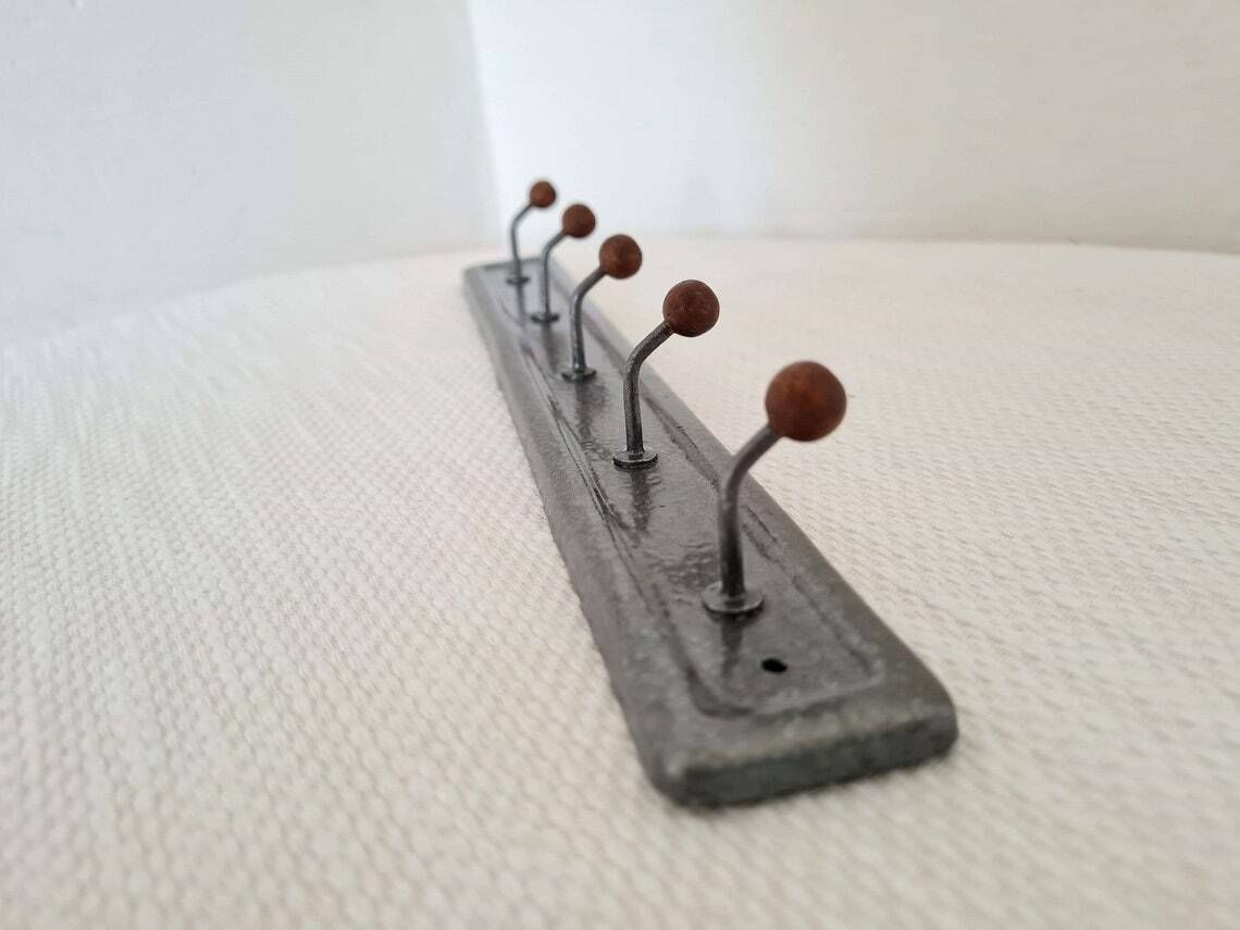 Vintage Metalen Kapstok Met 5 Haken En Houten Ballen – Mid Century Wandpaneel