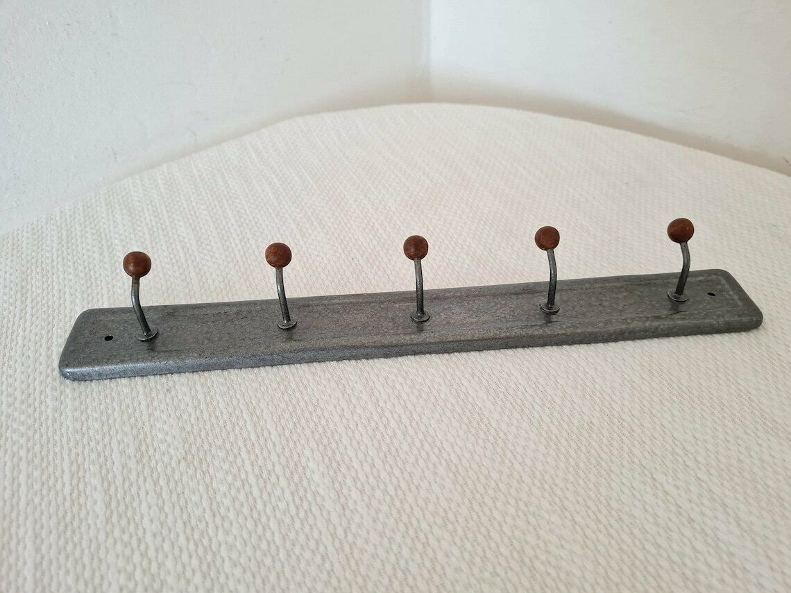 Vintage Metalen Kapstok Met 5 Haken En Houten Ballen – Mid Century Wandpaneel photo buy