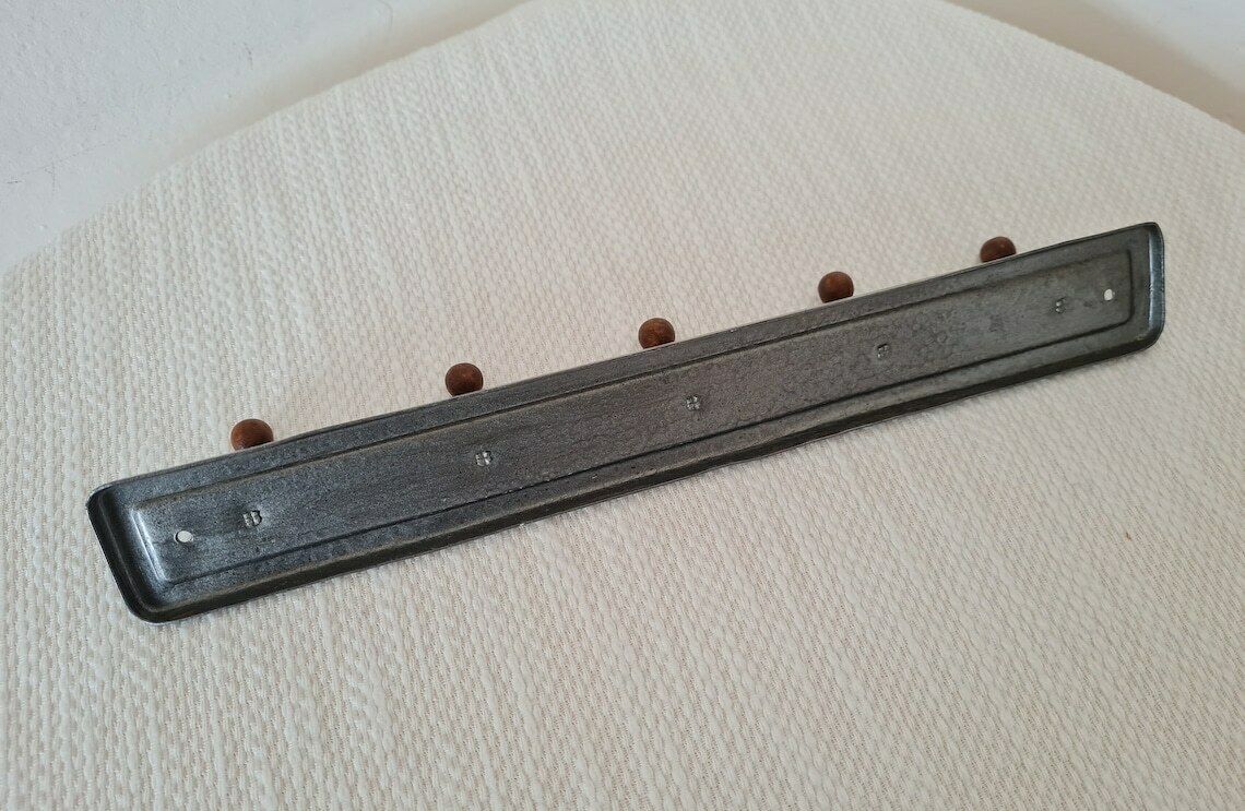 photo furniture Vintage Metalen Kapstok Met 5 Haken En Houten Ballen – Mid Century Wandpaneel