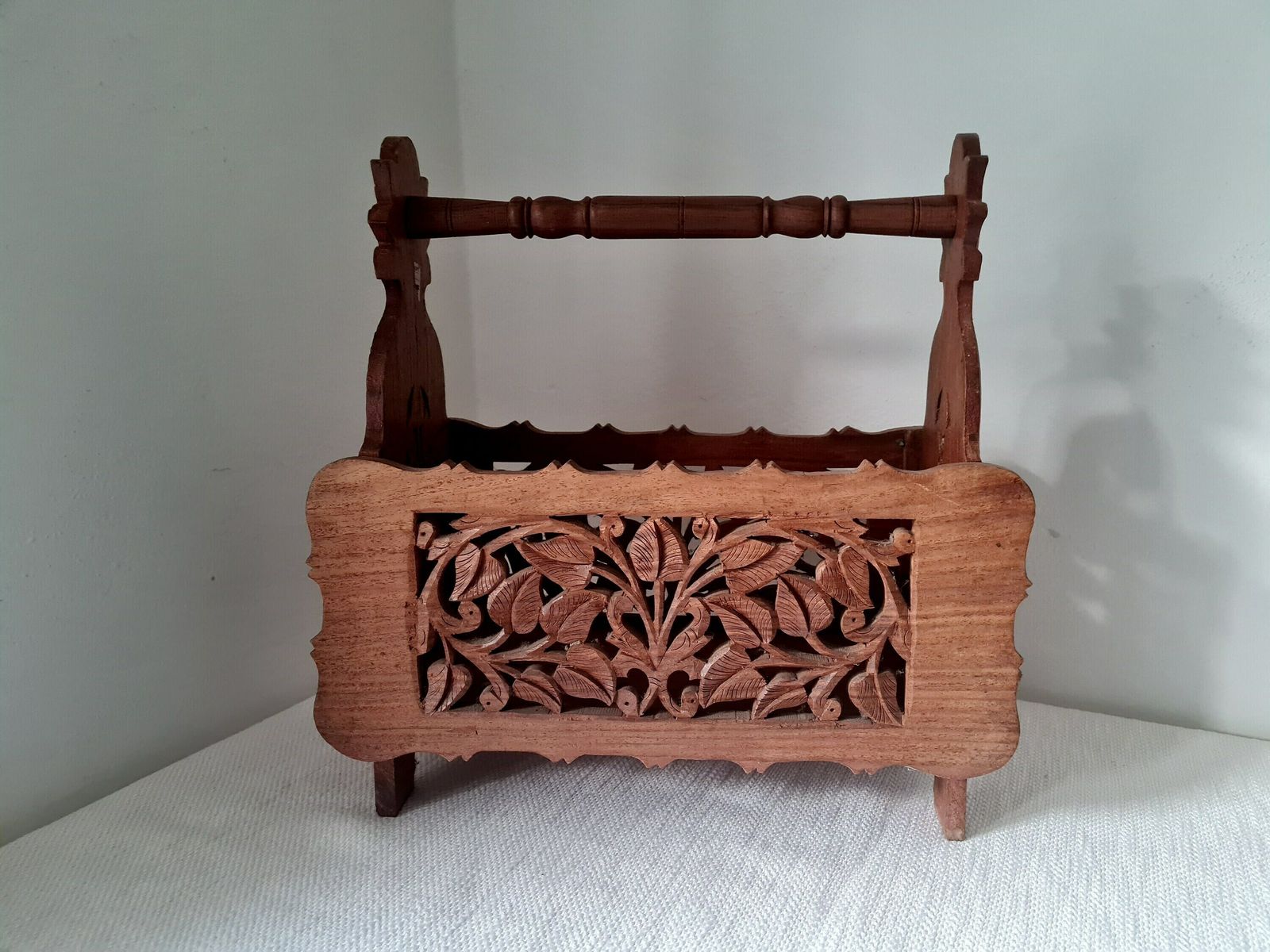 Vintage Mid Century Houten Handgemaakt Gesneden Tijdschriftenhouder Jaren 80 photo for sale